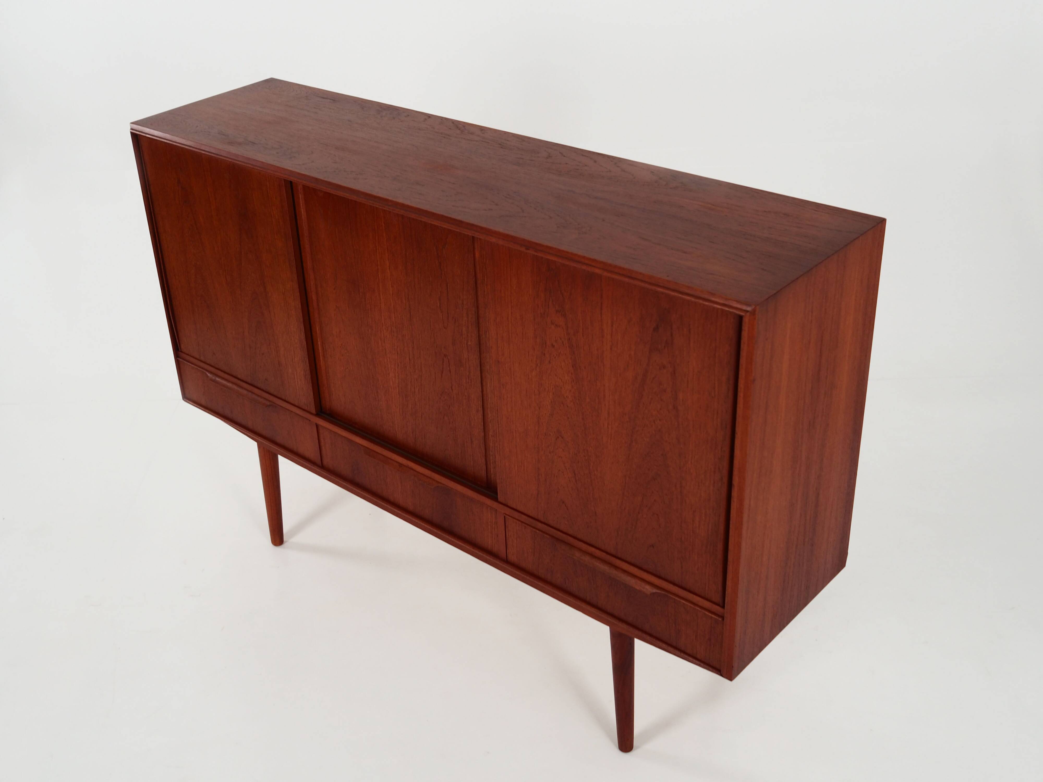 Buffet haut en teck, design danois, années 1960, designer : EW Bach