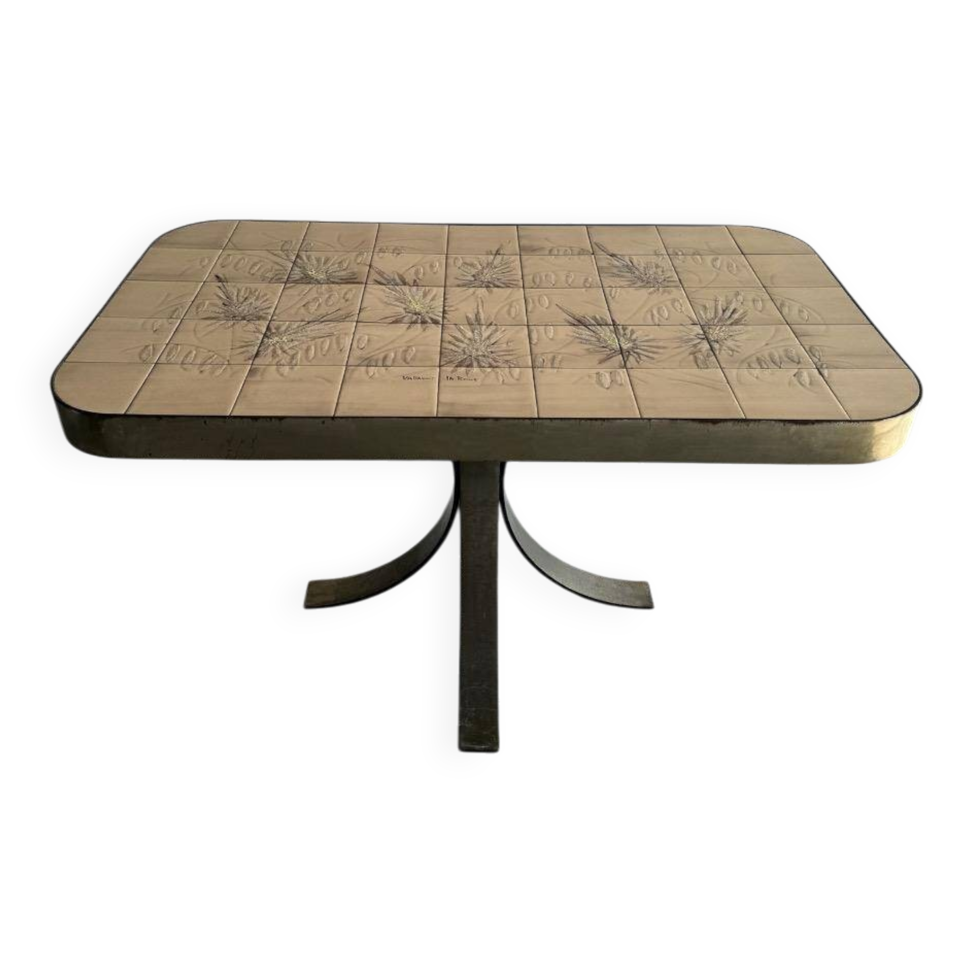 Table d'appoint élégante en bois brun foncé, style années 1950, rare et raffinée. Dimensions : 134 × 67 × 67 cm.