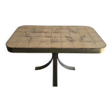 Table d'appoint élégante en bois brun foncé, style années 1950, rare et raffinée. Dimensions : 134 × 67 × 67 cm.