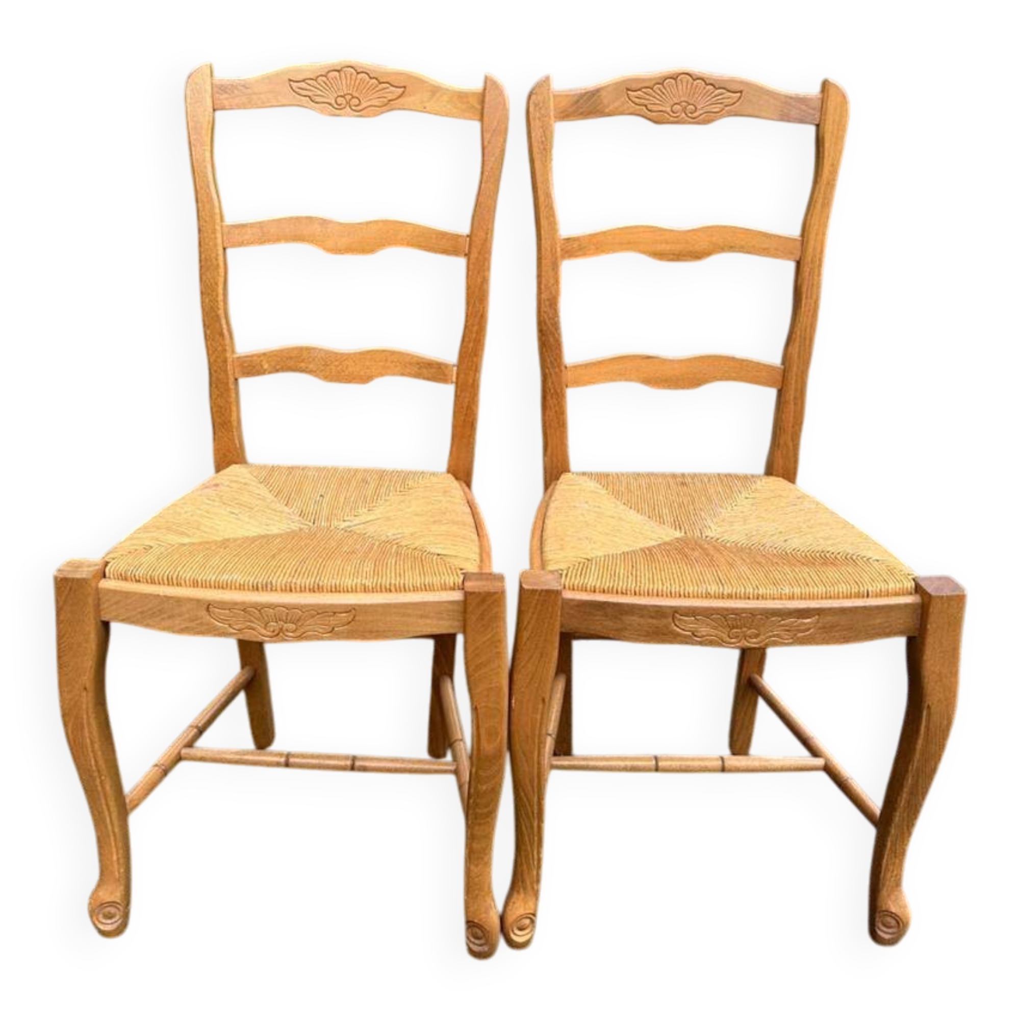2 solid wood and rush-seated chairs in Louis XV style with shell carving from the 20th century.