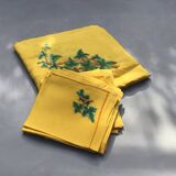 Yellow linen dinner service embroidered with ivy flowers