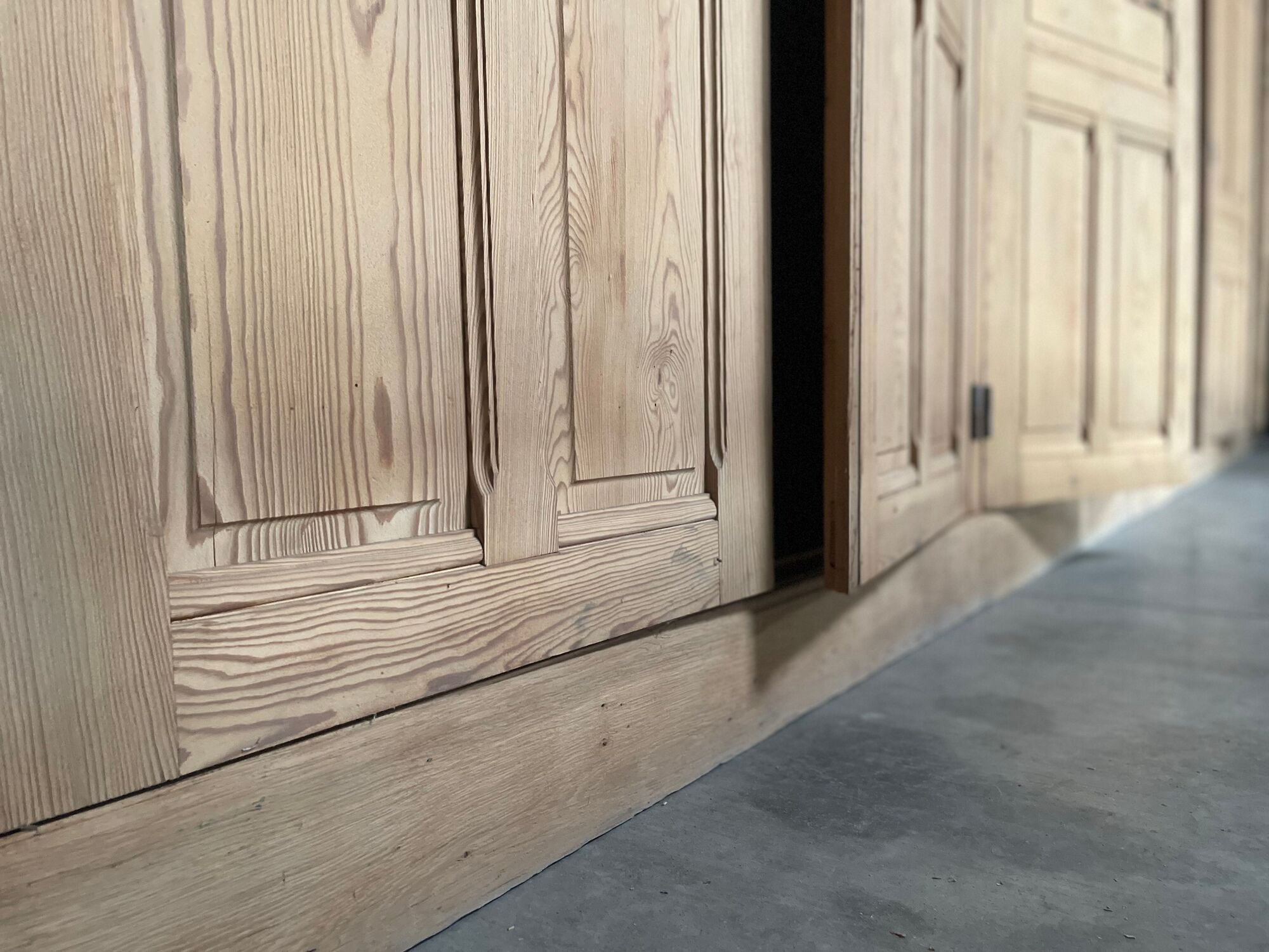 Ensemble placard 7m officine bois massif 10 portes 1950