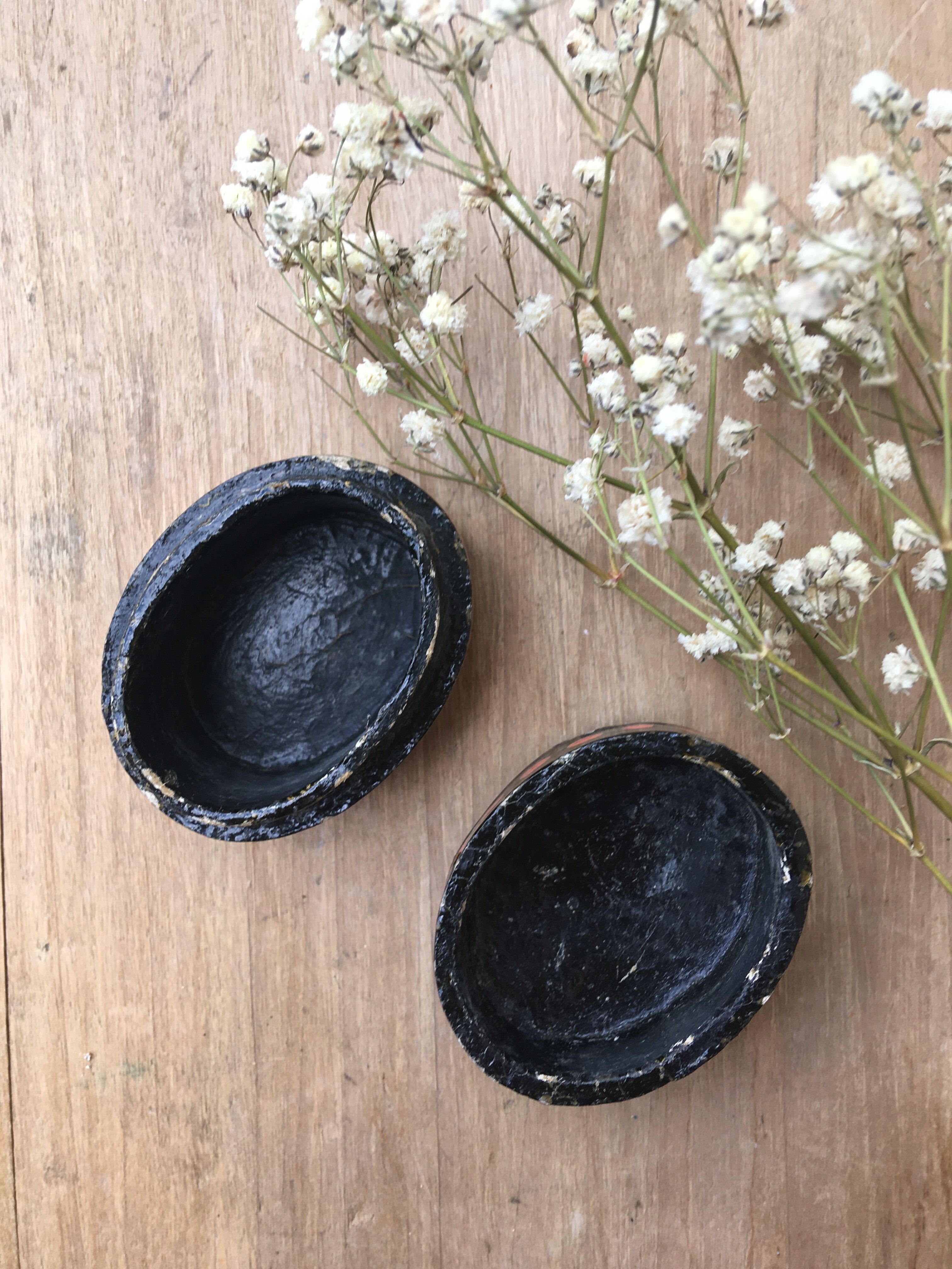 Wooden pillbox with painted décor