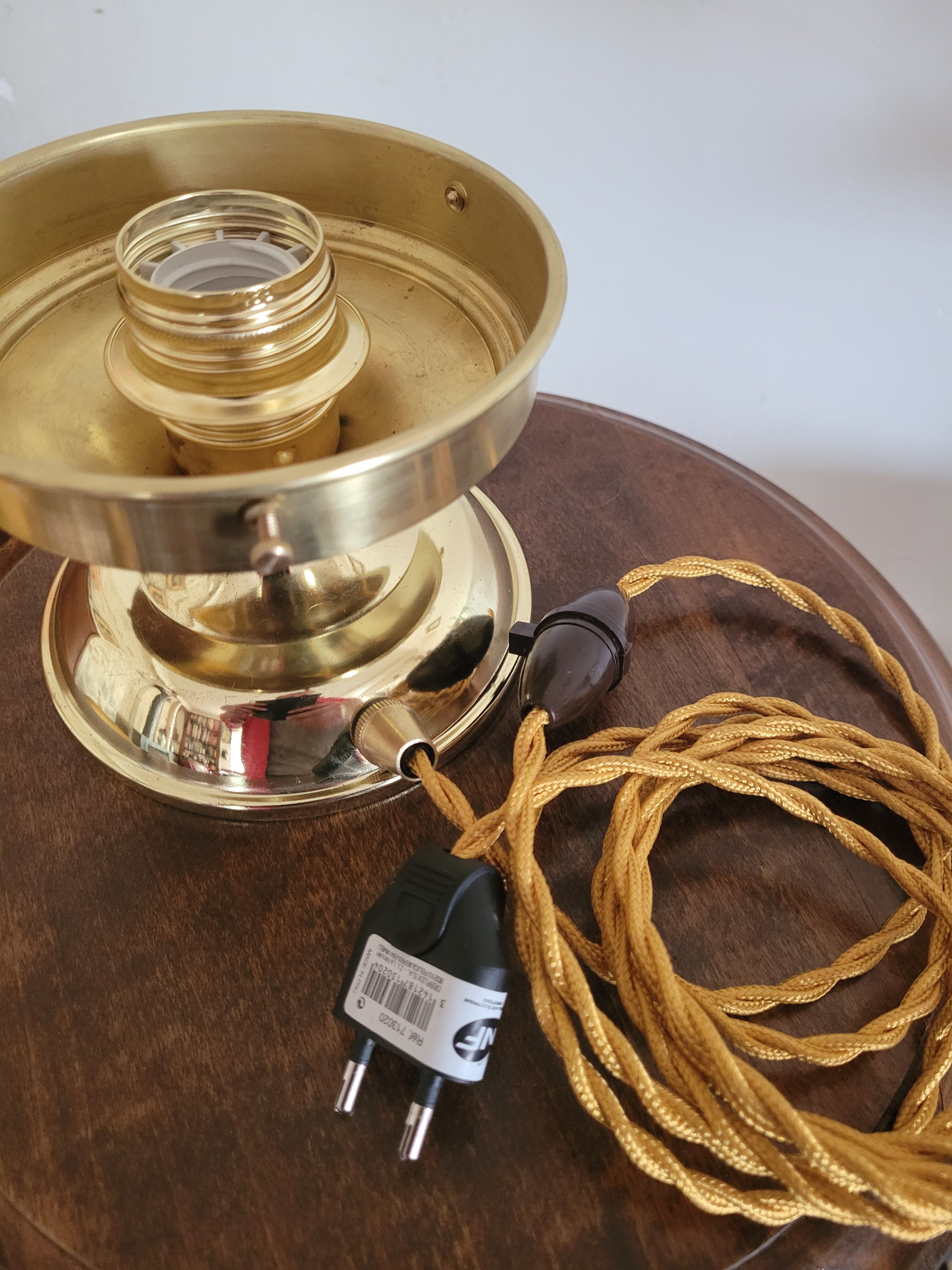 Lamp to pose with Art Deco globe