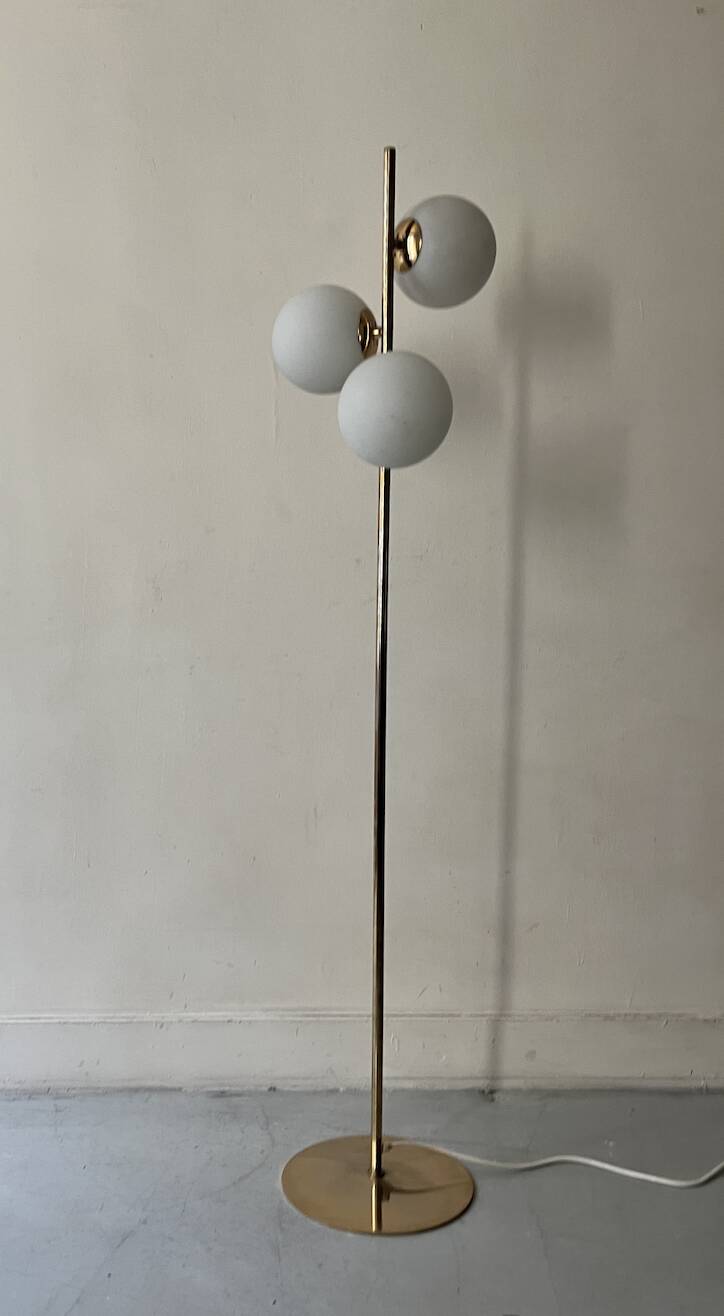 Cluster floor lamp with 3 spherical lamps in gold metal and white glass