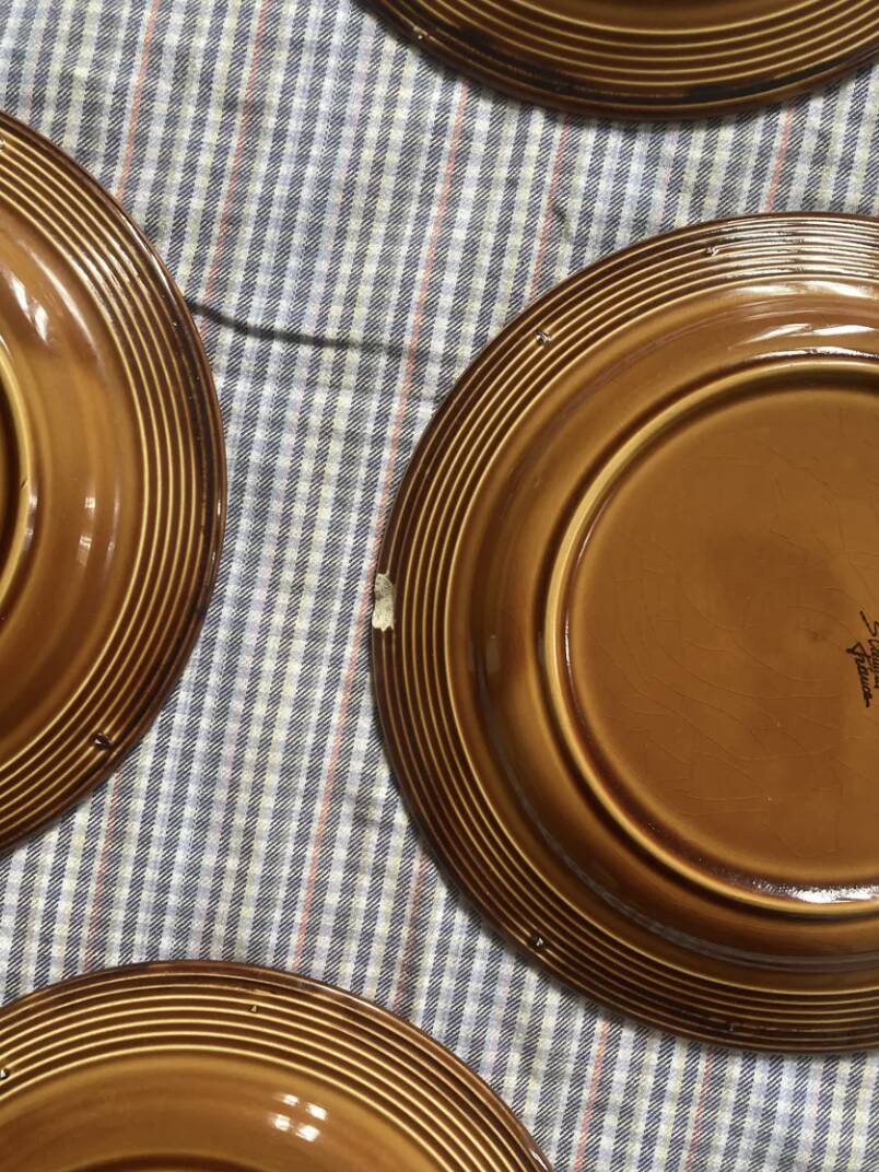 7 Saint Clément flat plates in brown earthenware