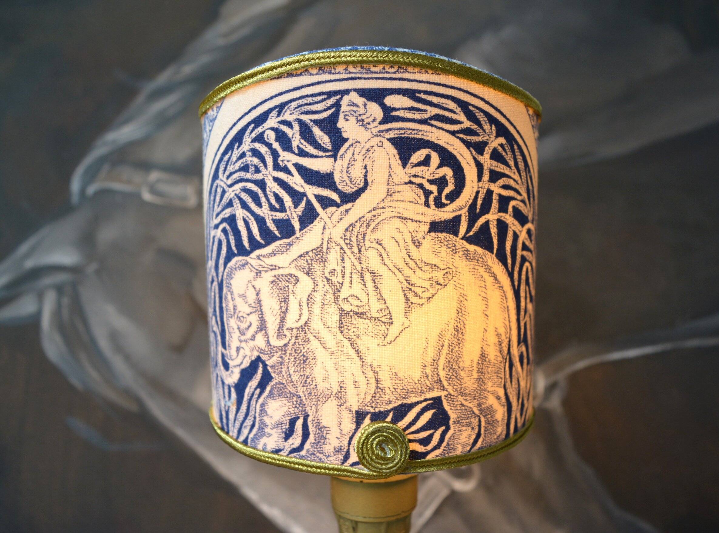 Clip-on lampshade, blue toile de Jouy