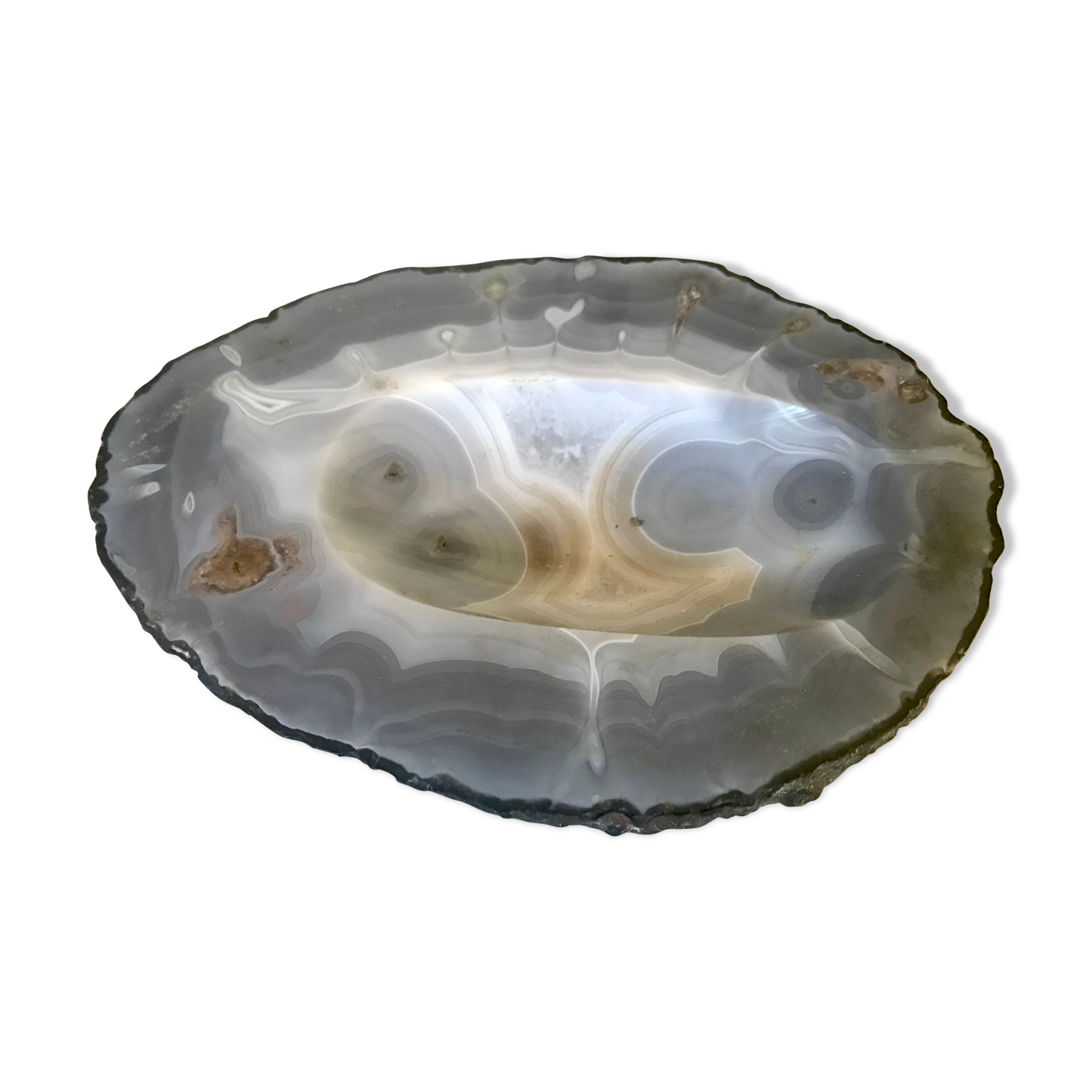 Empty pockets in agate