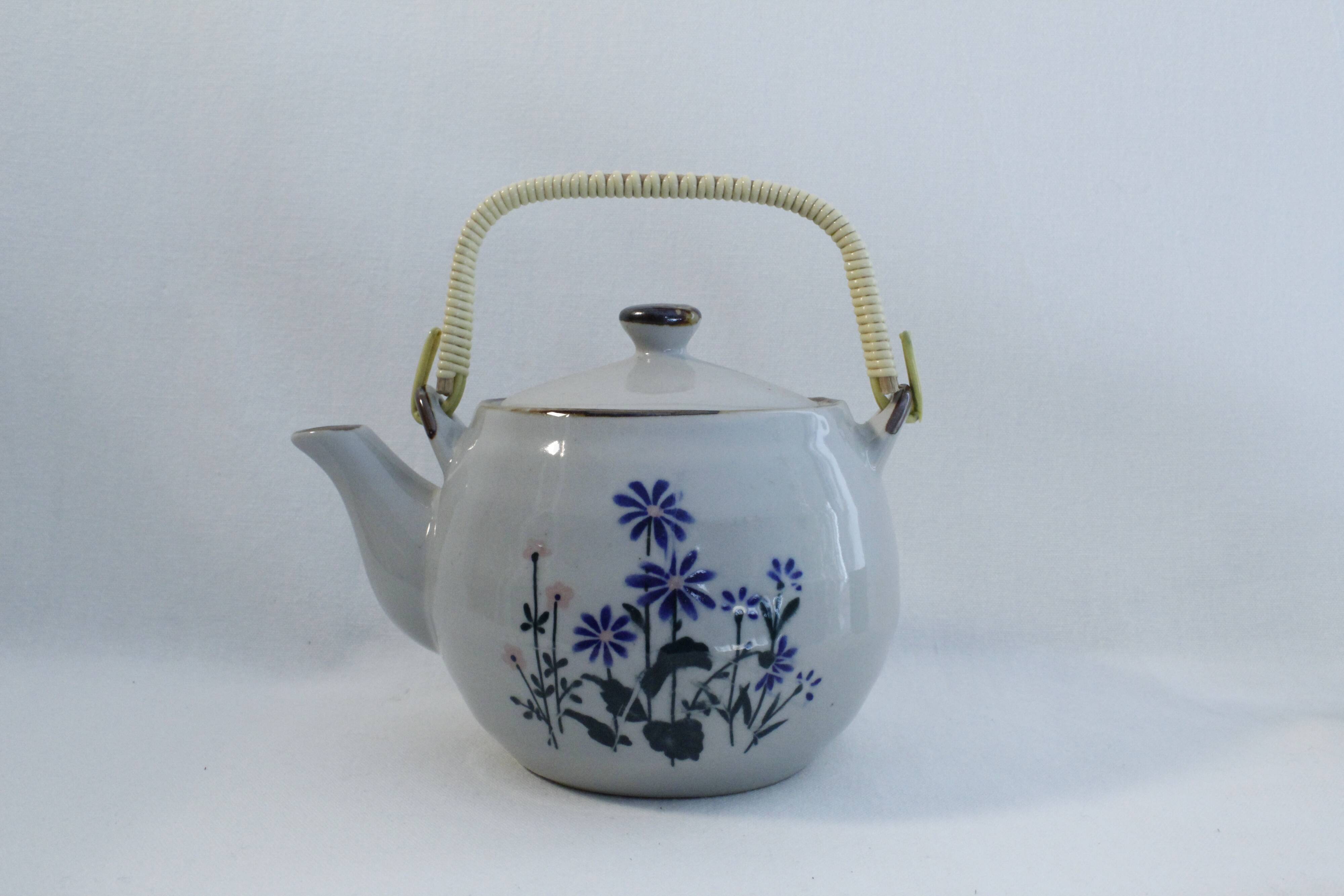 Tea set and 3 cups - floral motifs