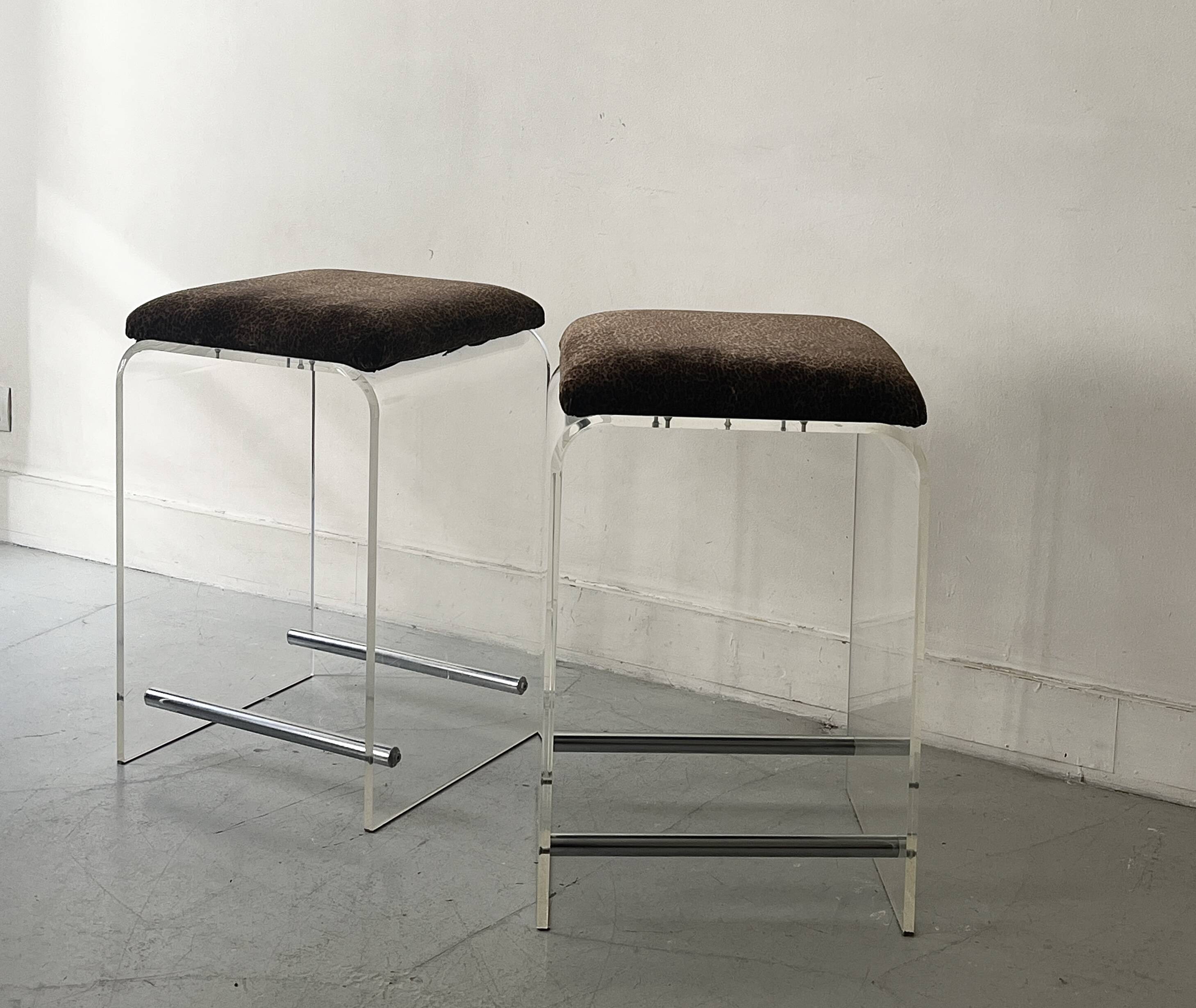 2 tabourets de bar en plexiglas, chrome et velours léopard, 1970