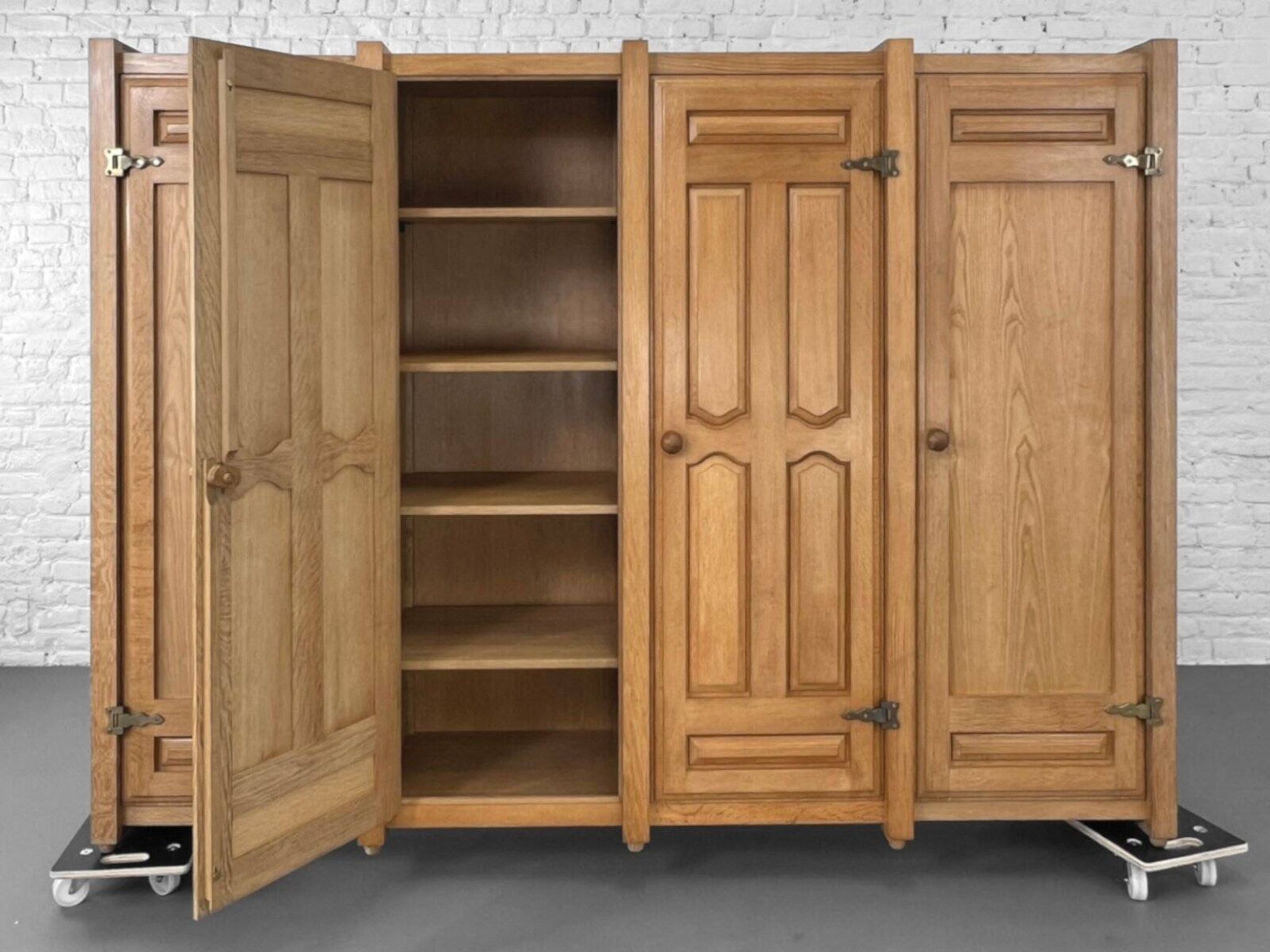 Armoire en Chêne et Laiton par Guillerme Et Chambron, 1960s