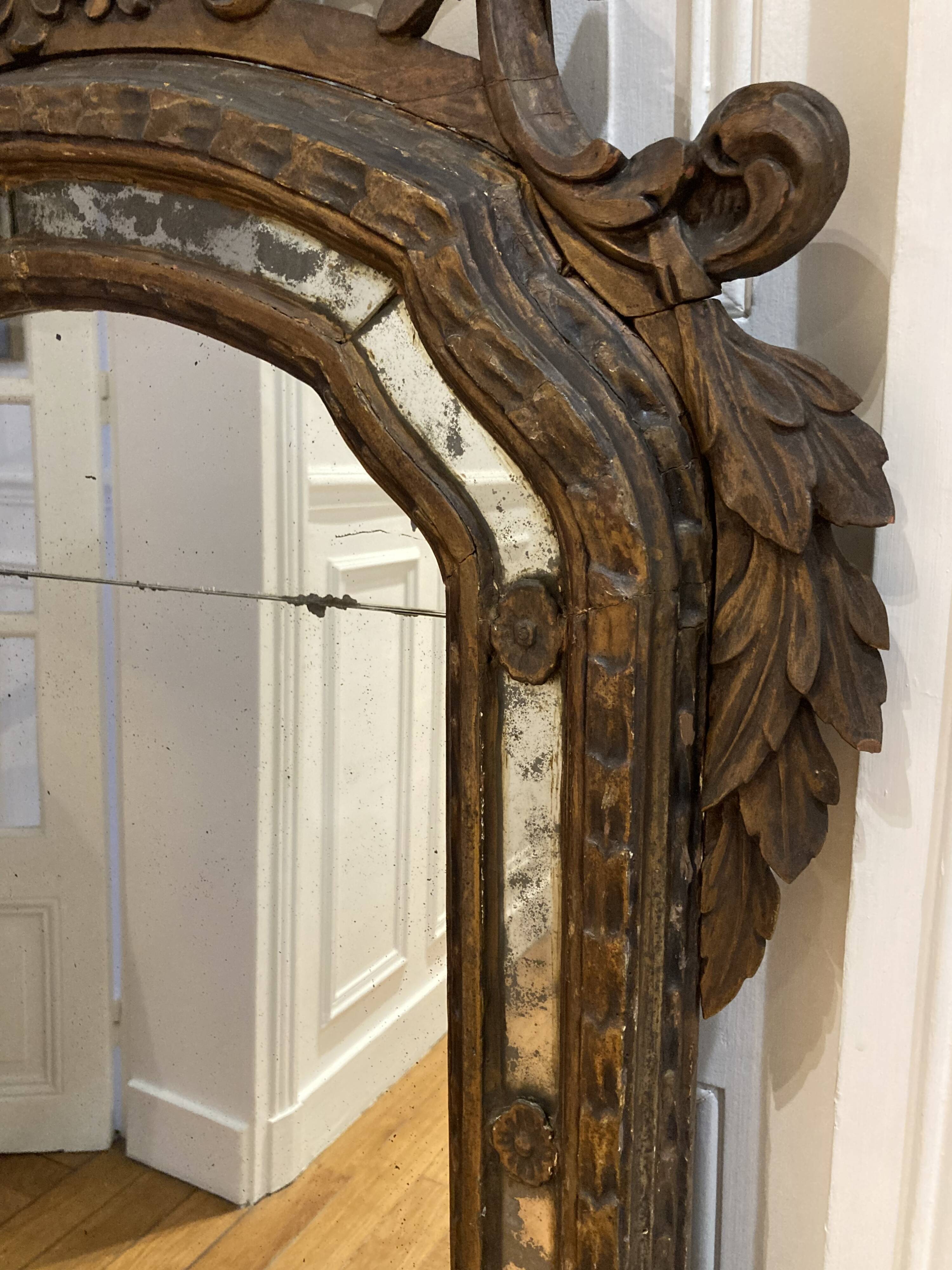 Large mirror or trumeau with beadwork in carved and gilded wood. Italian work from the beginning of the 19th century