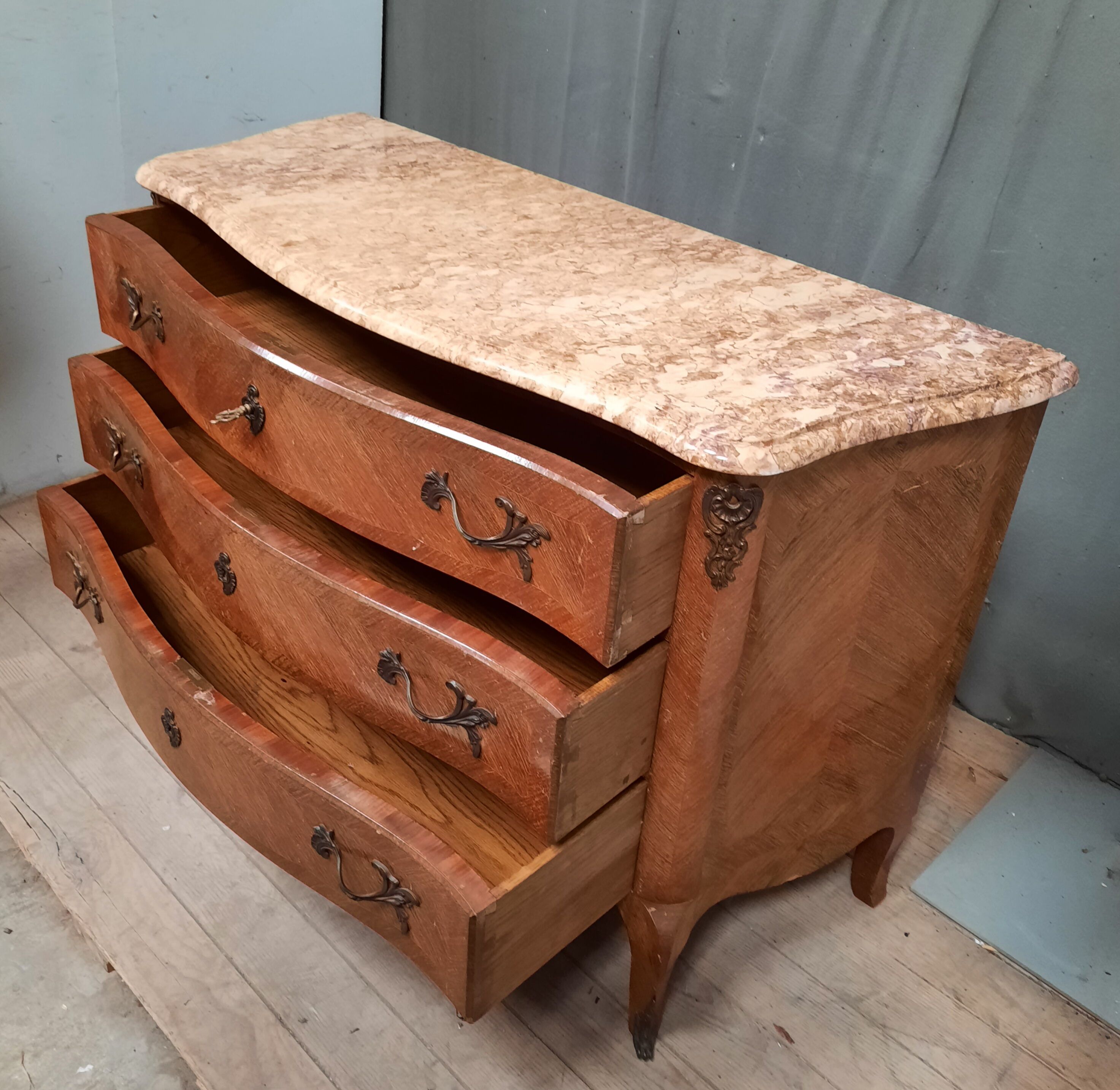 Louis XV style chest of drawers in veneer