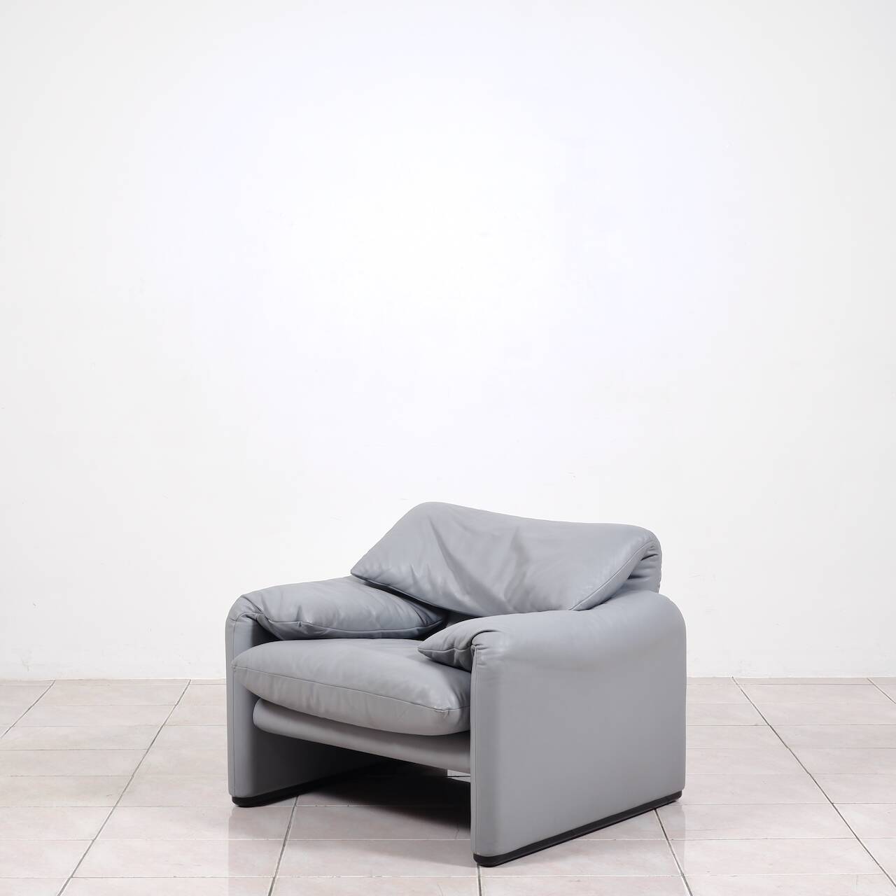 „Maralunga“ leather lounge chair by Vico Magistretti for Cassina, Italy