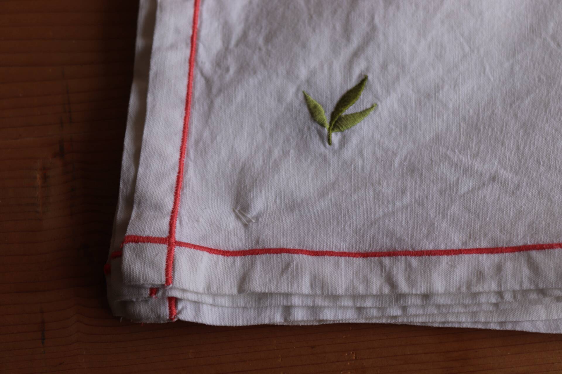 Set of 6 vintage embroidered table napkins with leaves.