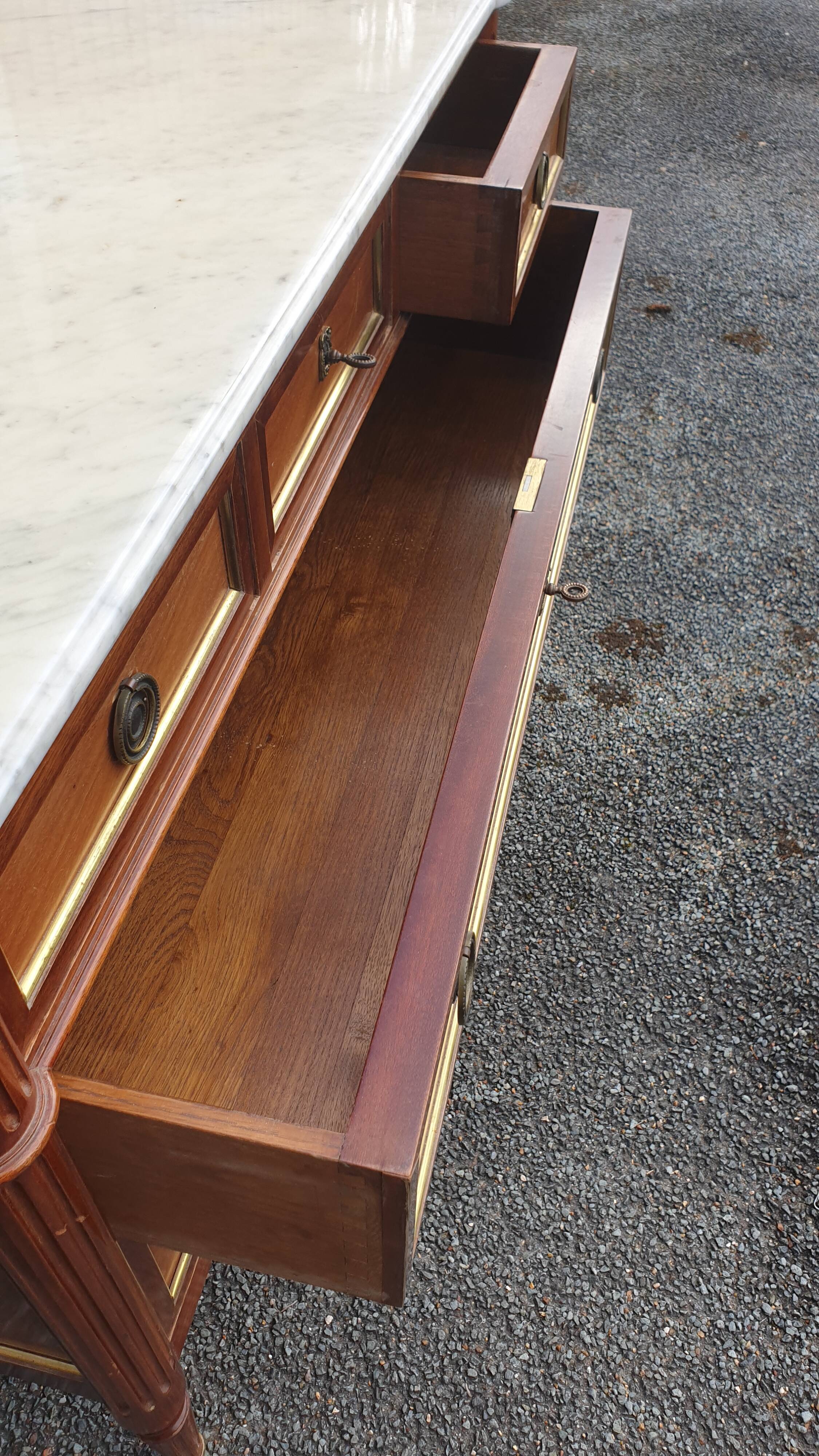 Louis XVI accajou chest of drawers and white marble