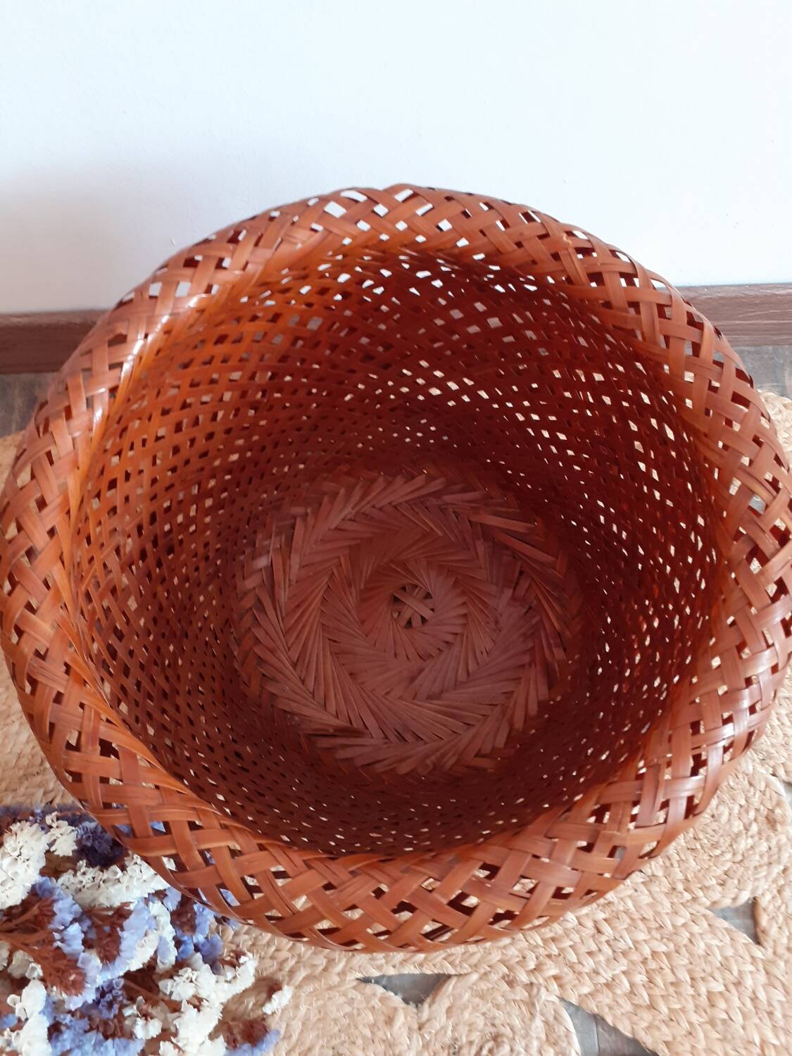 Très joli cache pot en bambou tressé année 60