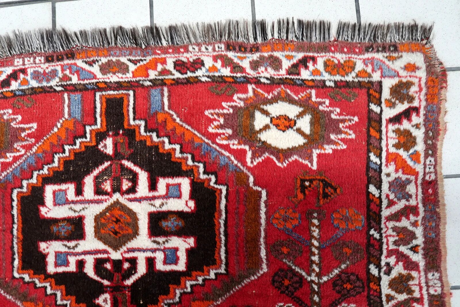 Vintage 1940s Persian Shiraz rug, tribal triple medallion, red field, 115cm x 156cm