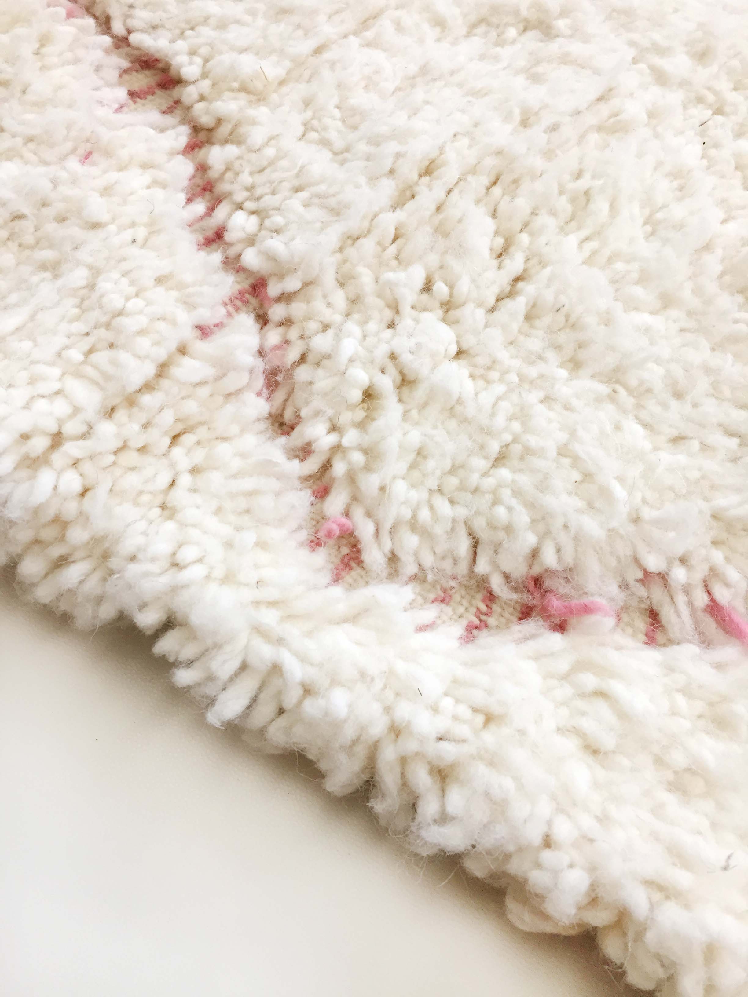 Moroccan berber carpet beni ouarain ecru with pink diamonds engraved 295x200cm