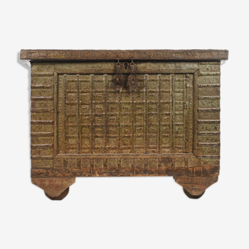 Coffre en bois à plaquage d’acier à la patine verte, circa 1840