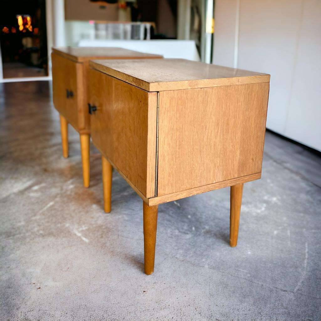 Set of 2 vintage bedside tables / mini cabinets