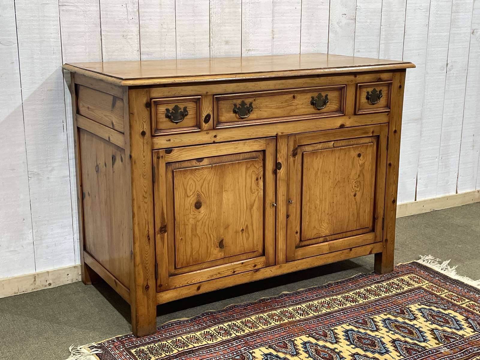 Buffet anglais en sapin des années 1950