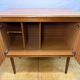 Cabinet à disques en teck vintage rétro des années 1960, formé de manière organique à la main