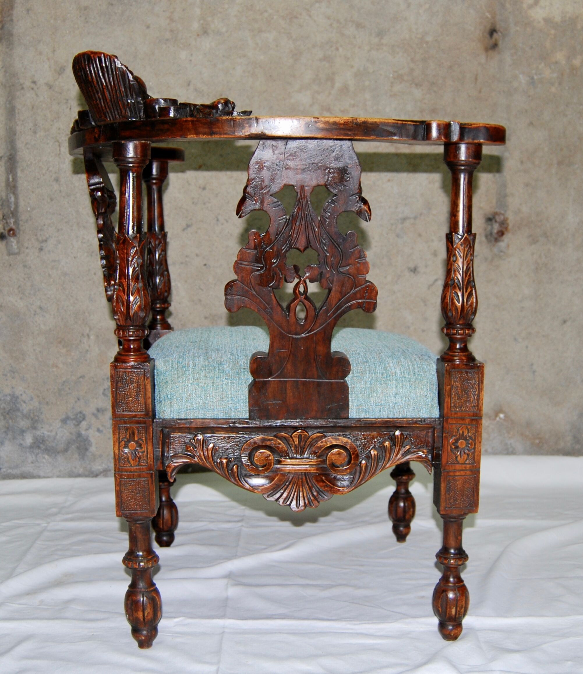 Fauteuil d'angle néo-renaissance en noyer sculpté