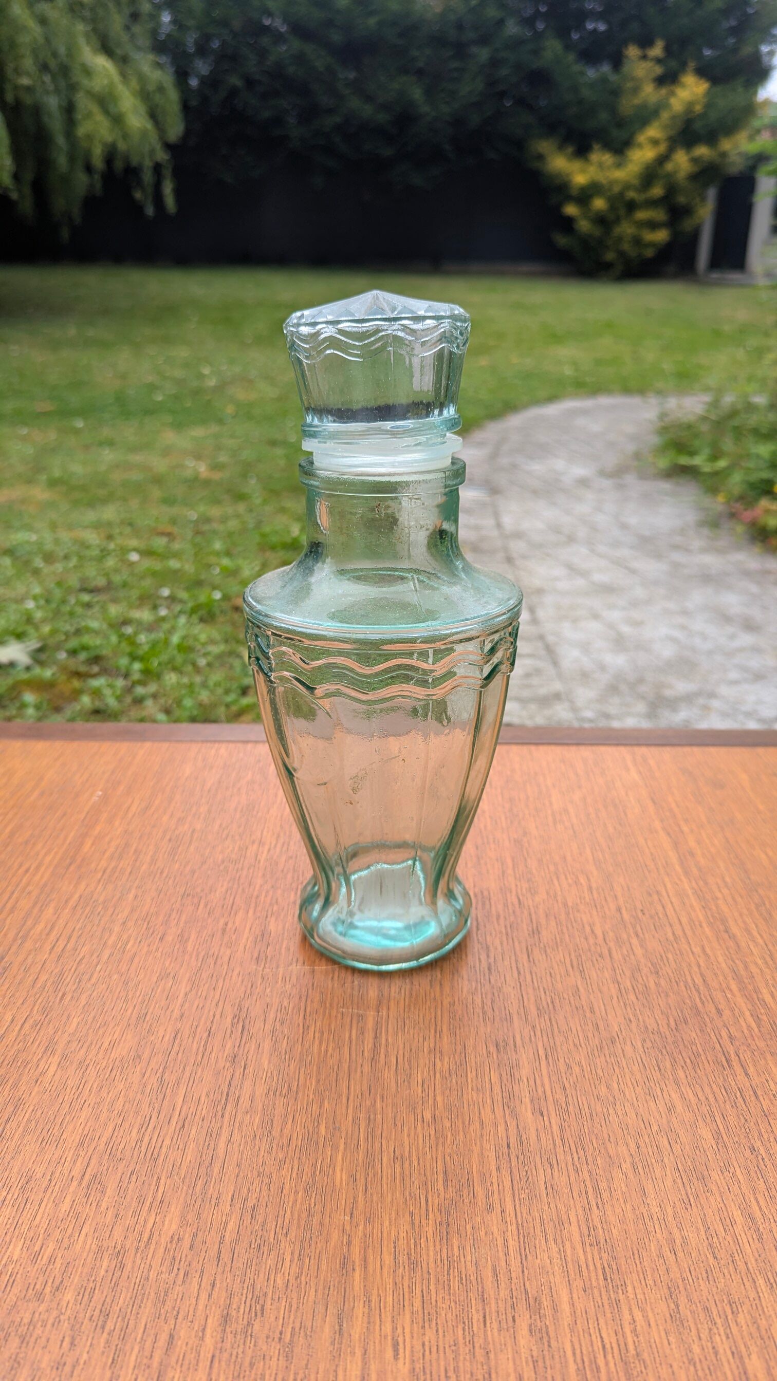 Carafe en verre moulé épais