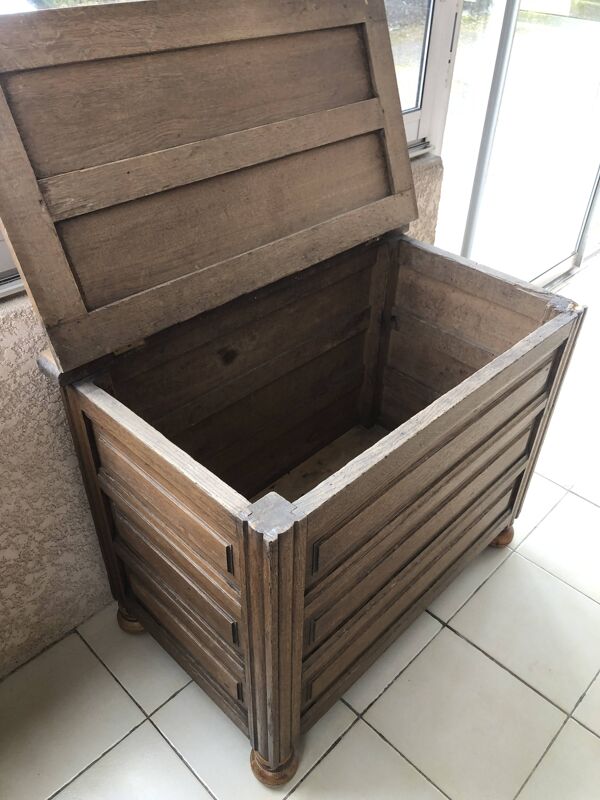 Grand coffre ancien en bois massif
