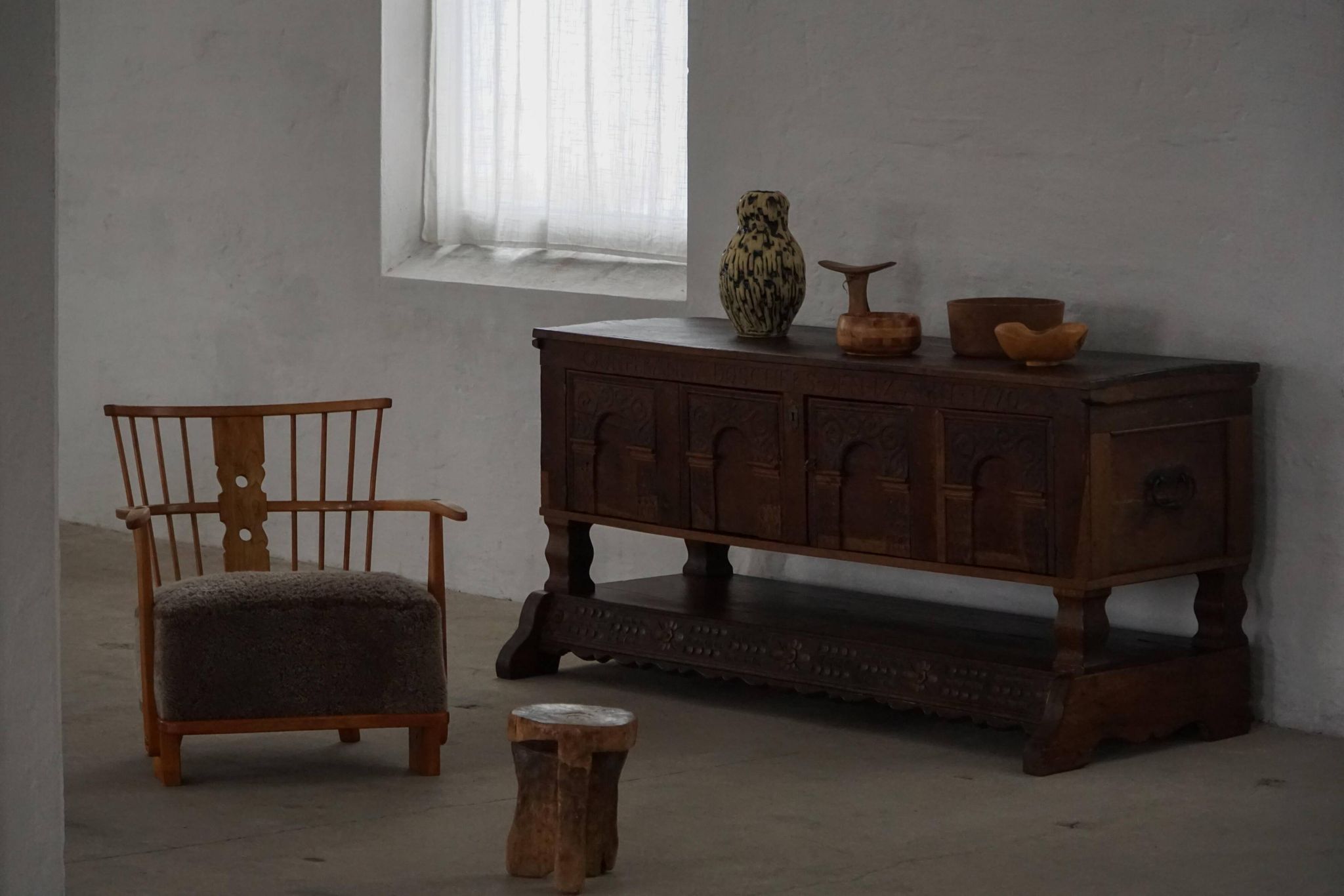 Danish baroque oak buffet from the early 18th century, carved details, 1700-1750.