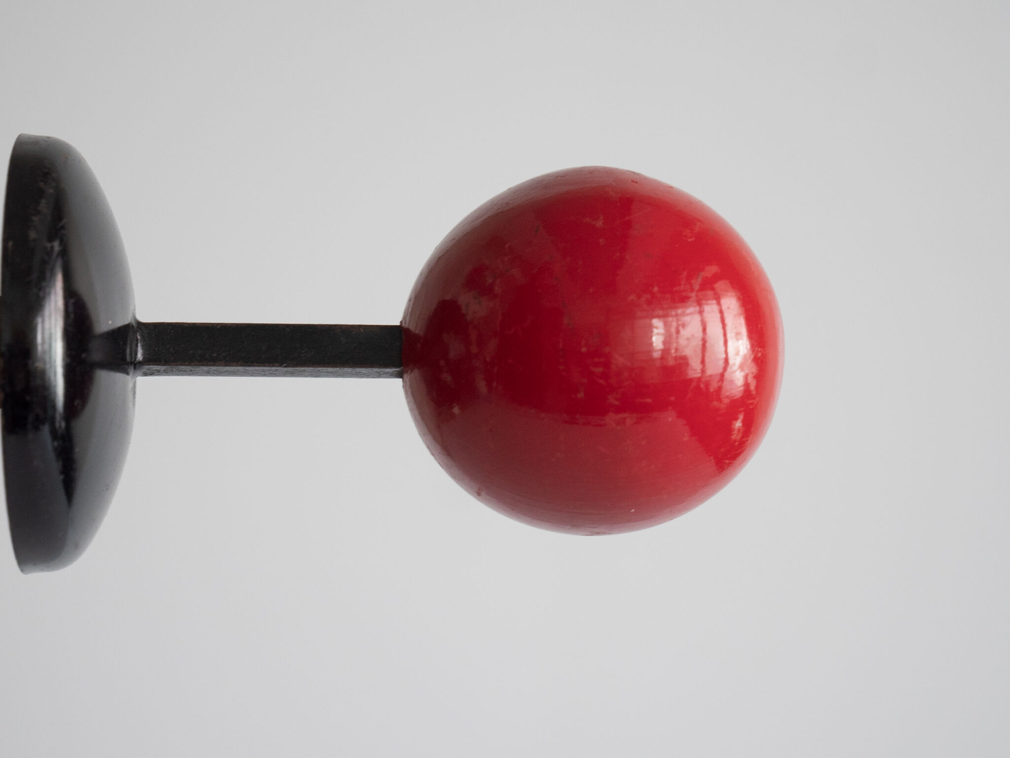 Black and red patère