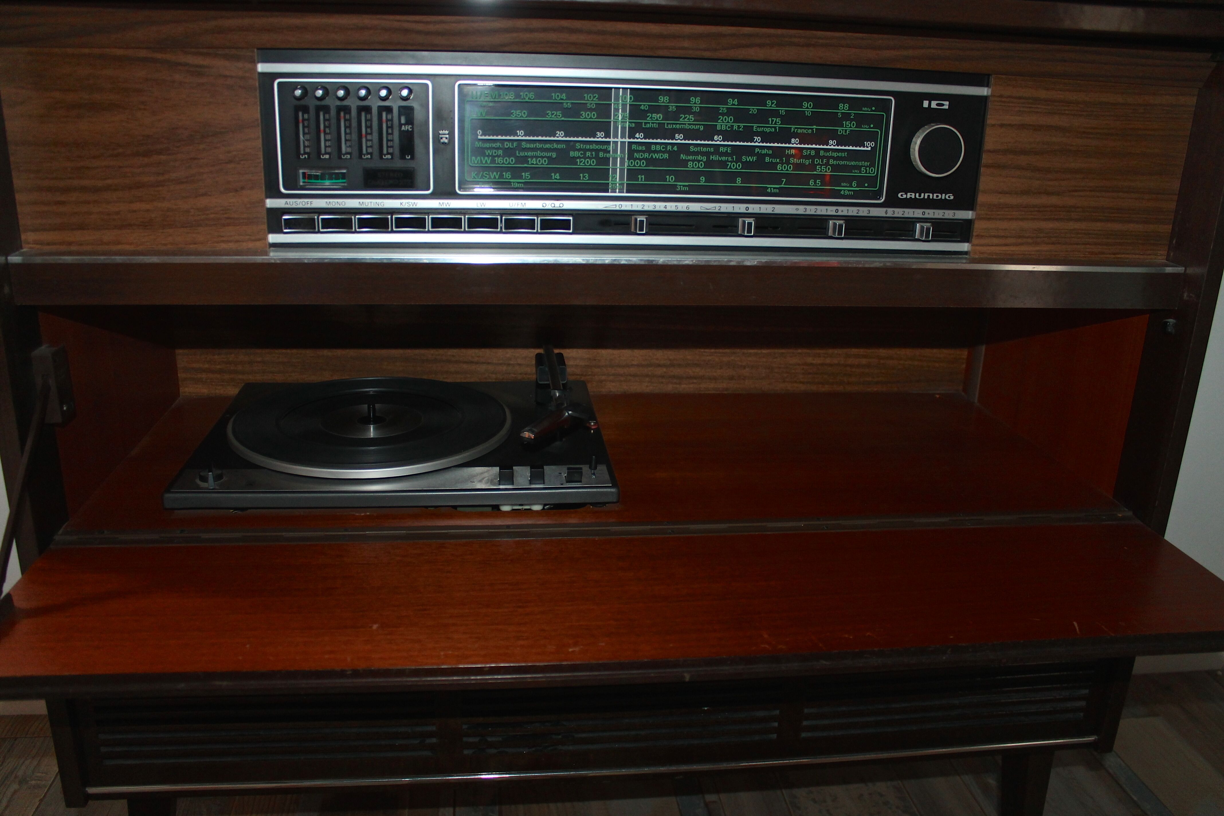 Hifi grundig furniture string from the 70s record player and radio