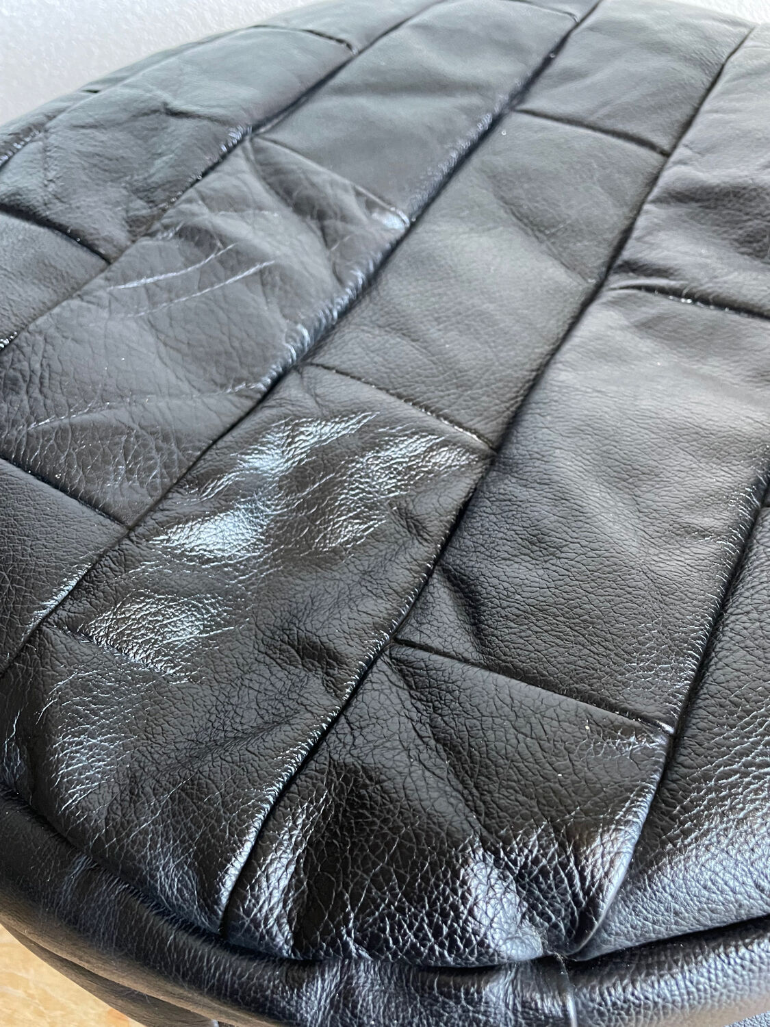 Patchwork black leather pouf de Sède