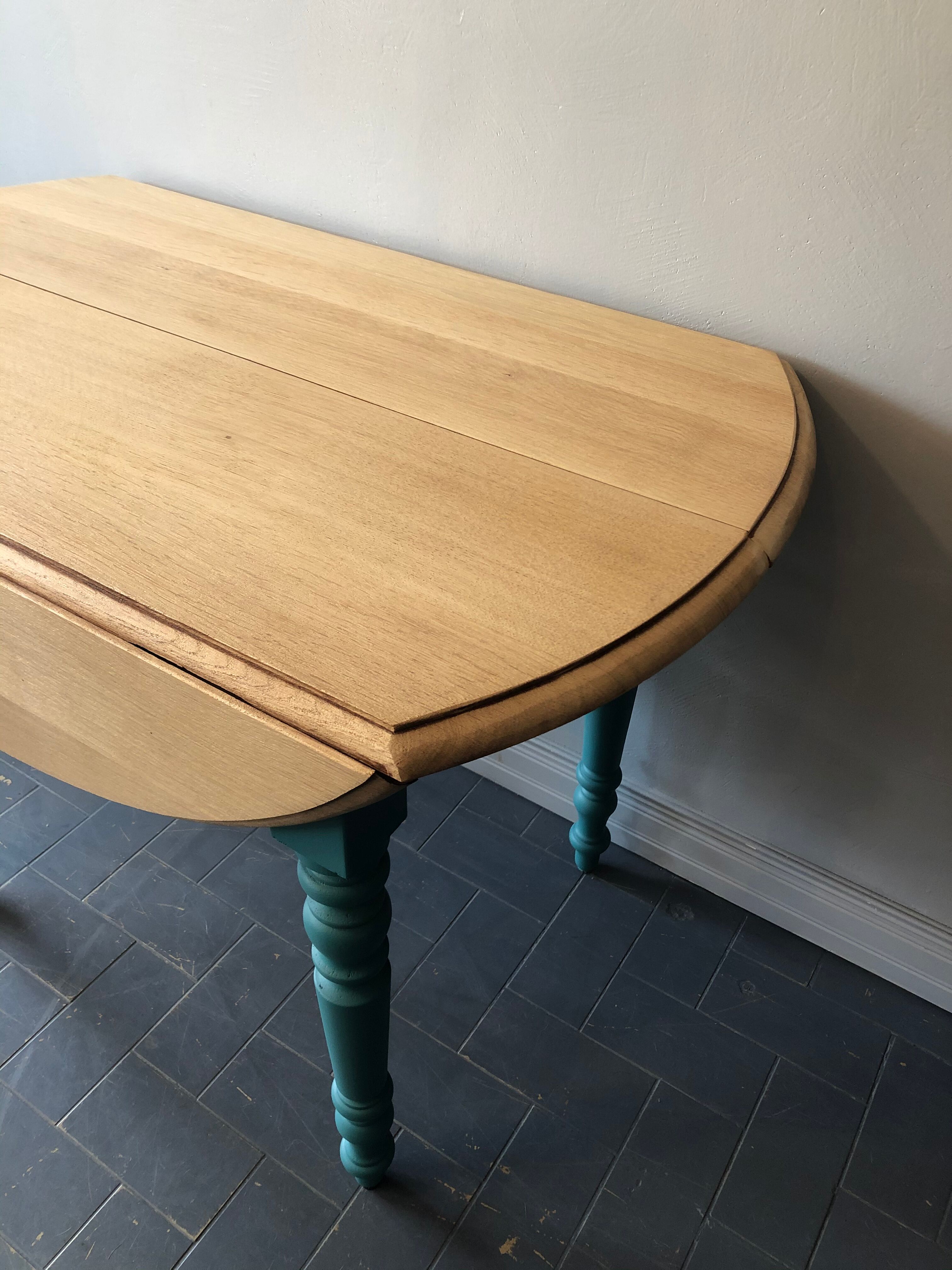 Roundtable with flaps and extensions