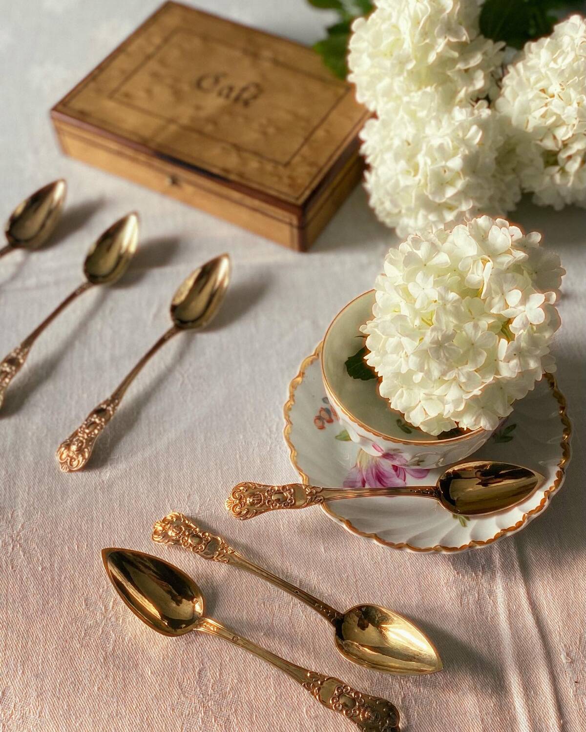 Set of 6 silver-gilt teaspoons, 2nd grade neck brace hallmark, 14 cm, in its box, late 19th century. Early 20th century