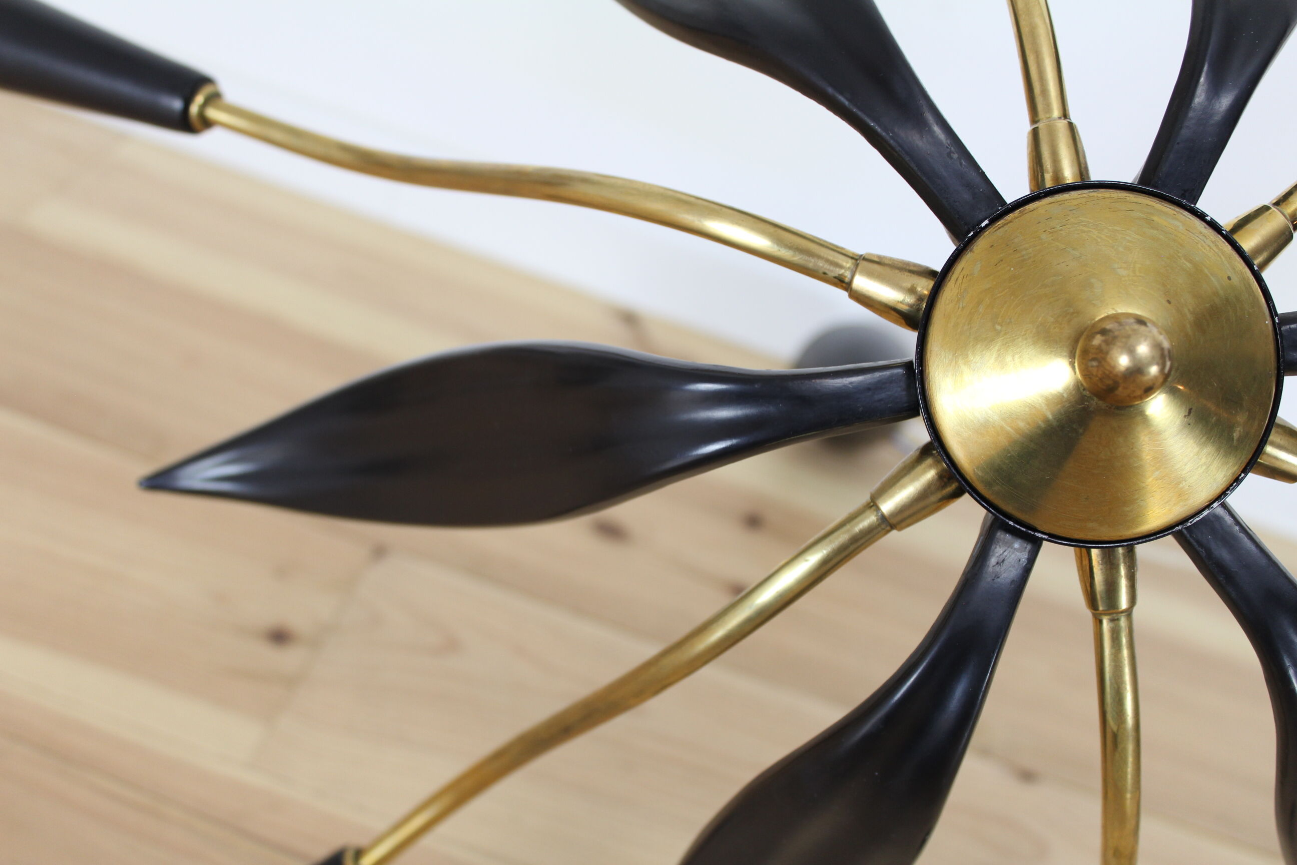 Plafonnier flower petals in Bakelite and aluminum cast, Italian sputnik