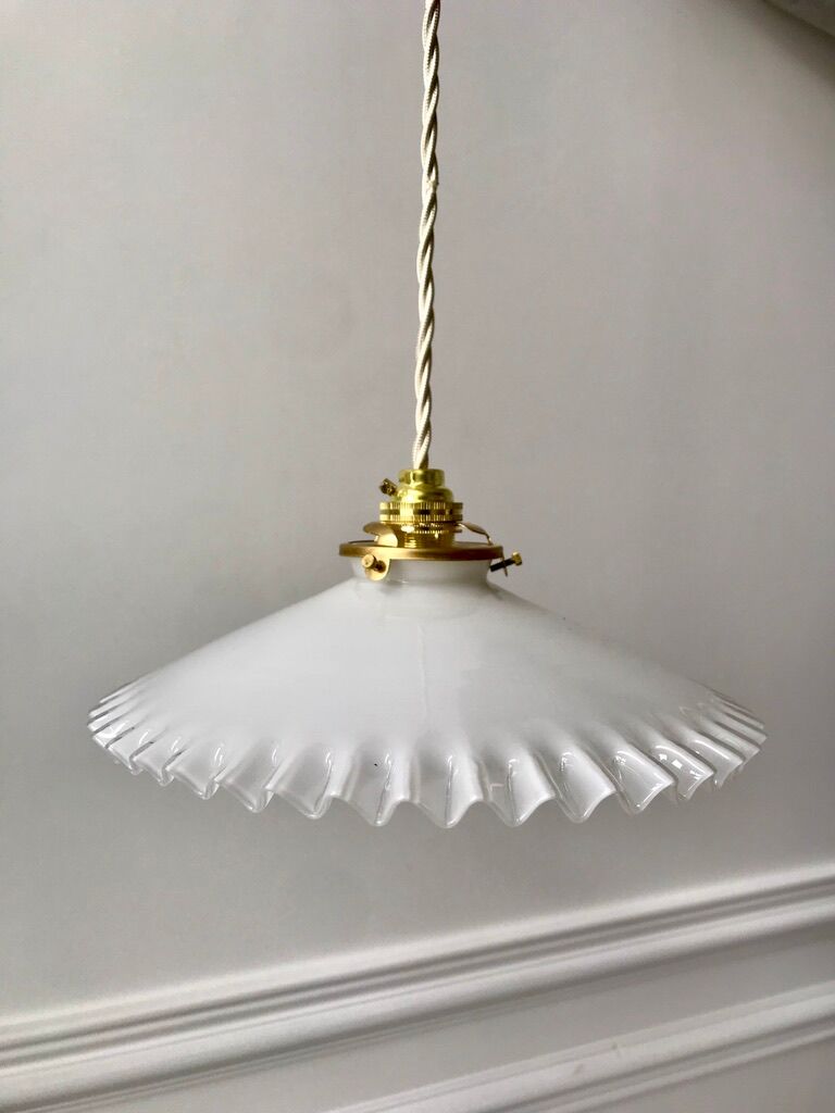 Suspension en opaline dentelée début XXème