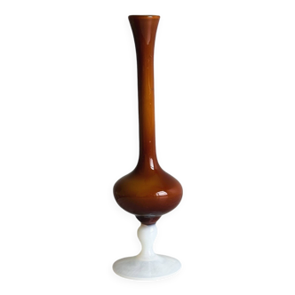 Vase opaline soliflore vintage en verre bicolore ambré et blanc sur pied