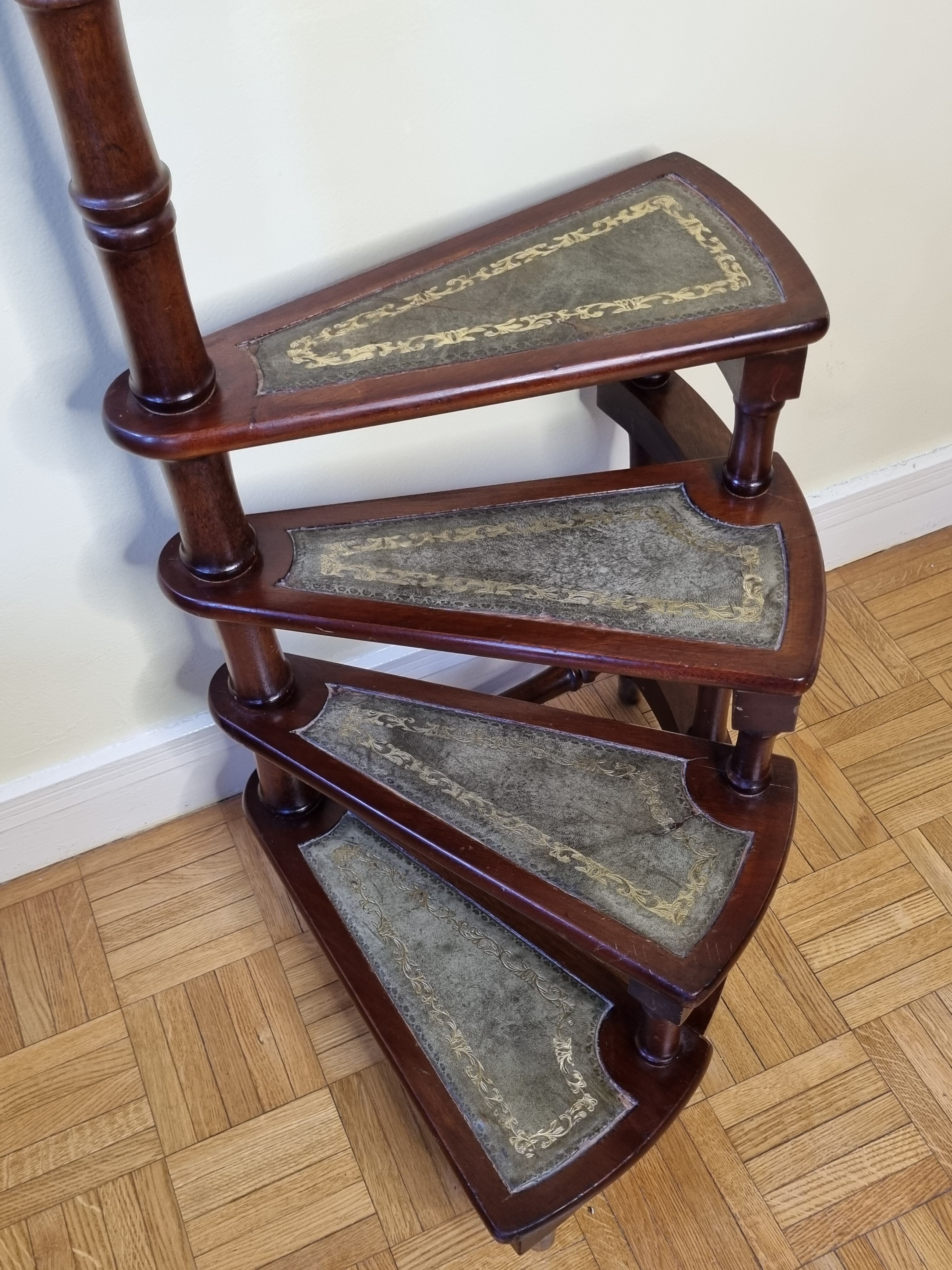 Victorian style mahogany style library staircase circa 1900, 118 cm