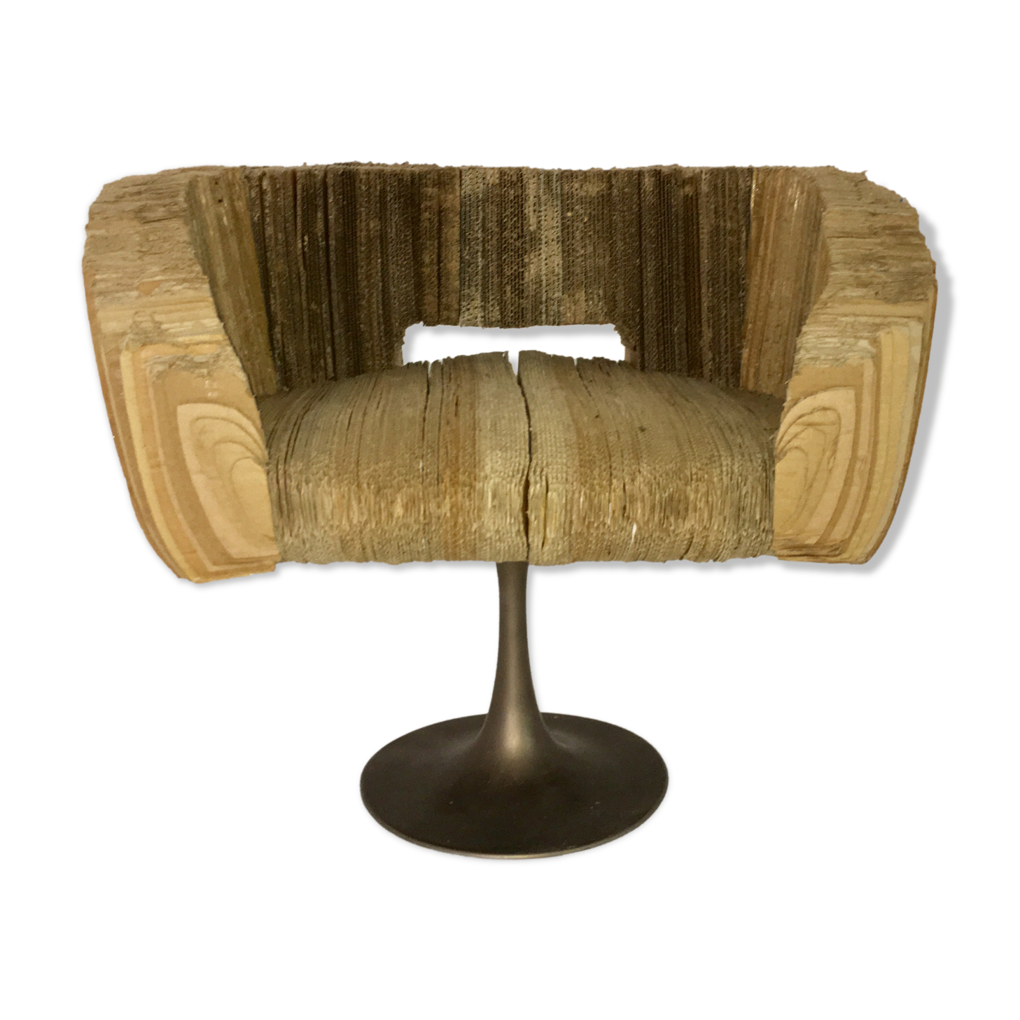Exceptional cardboard armchair