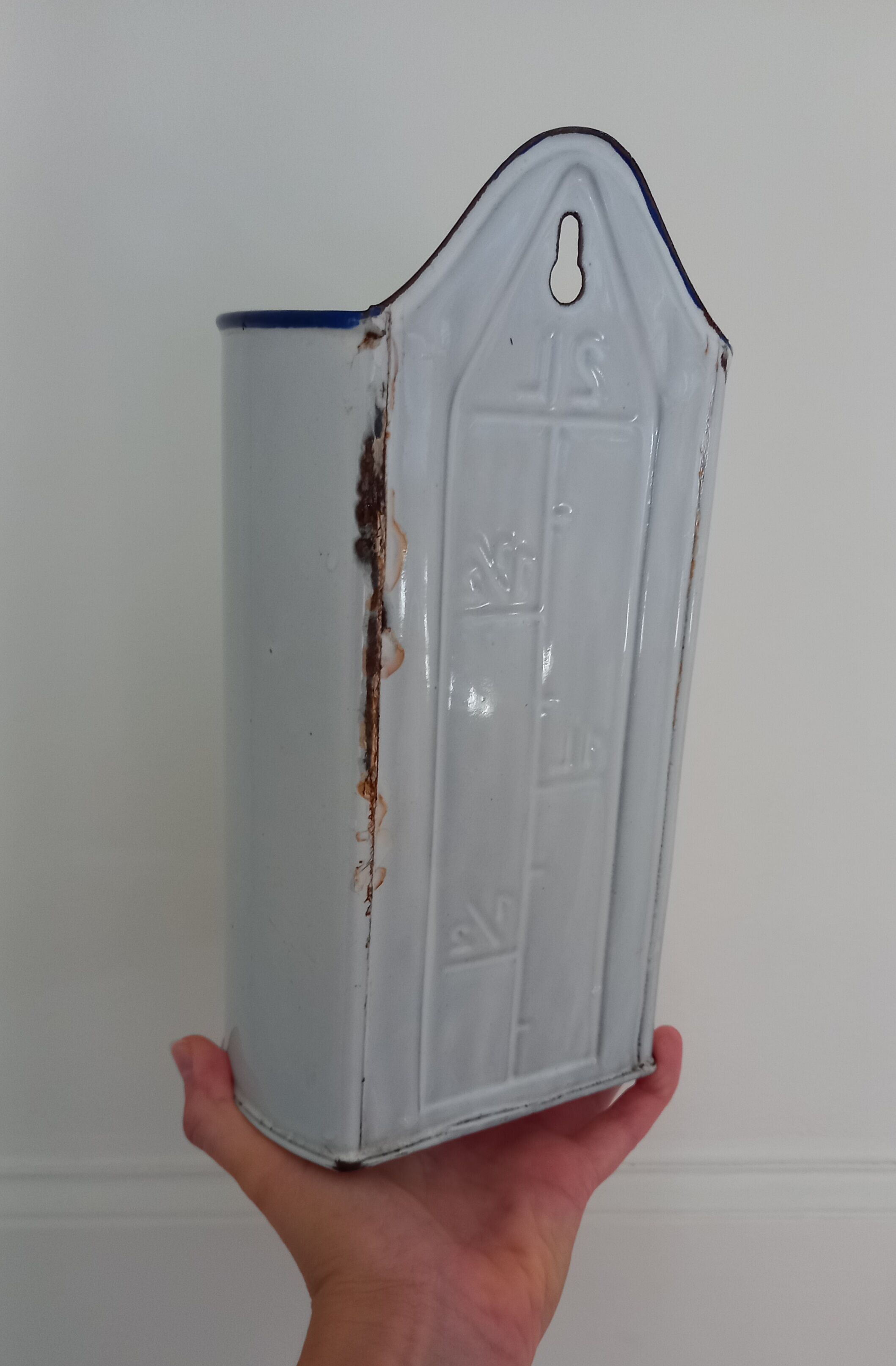 Old enema pot in enamelled sheet metal - Wall fountain Broc Graduated pot white enamel 50s