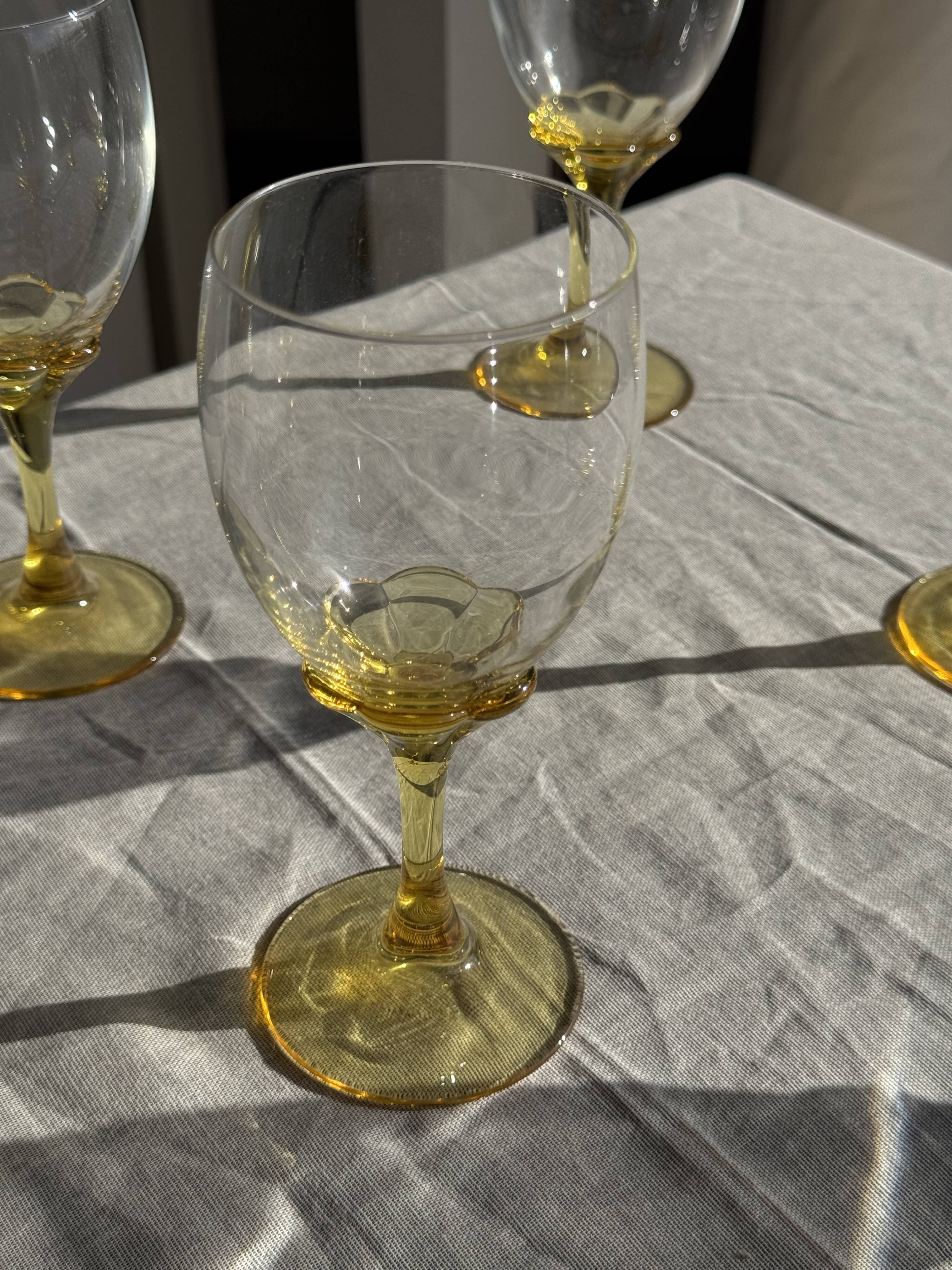 Set of 6 vintage yellow stemmed glasses: consisting of 4 large and 2 small.