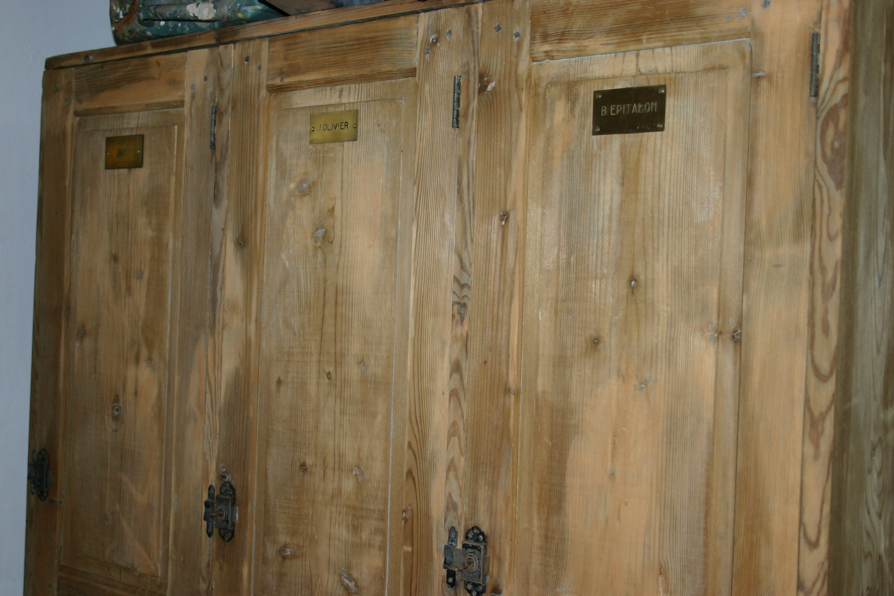 Cloakroom in coated solid wood