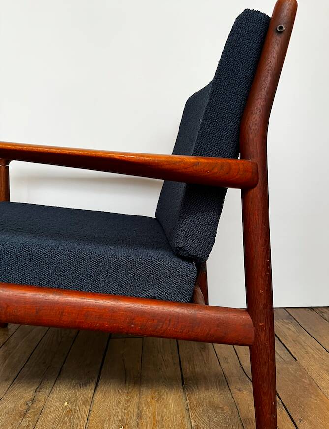 Fauteuil danois en teck et bouclette bleu