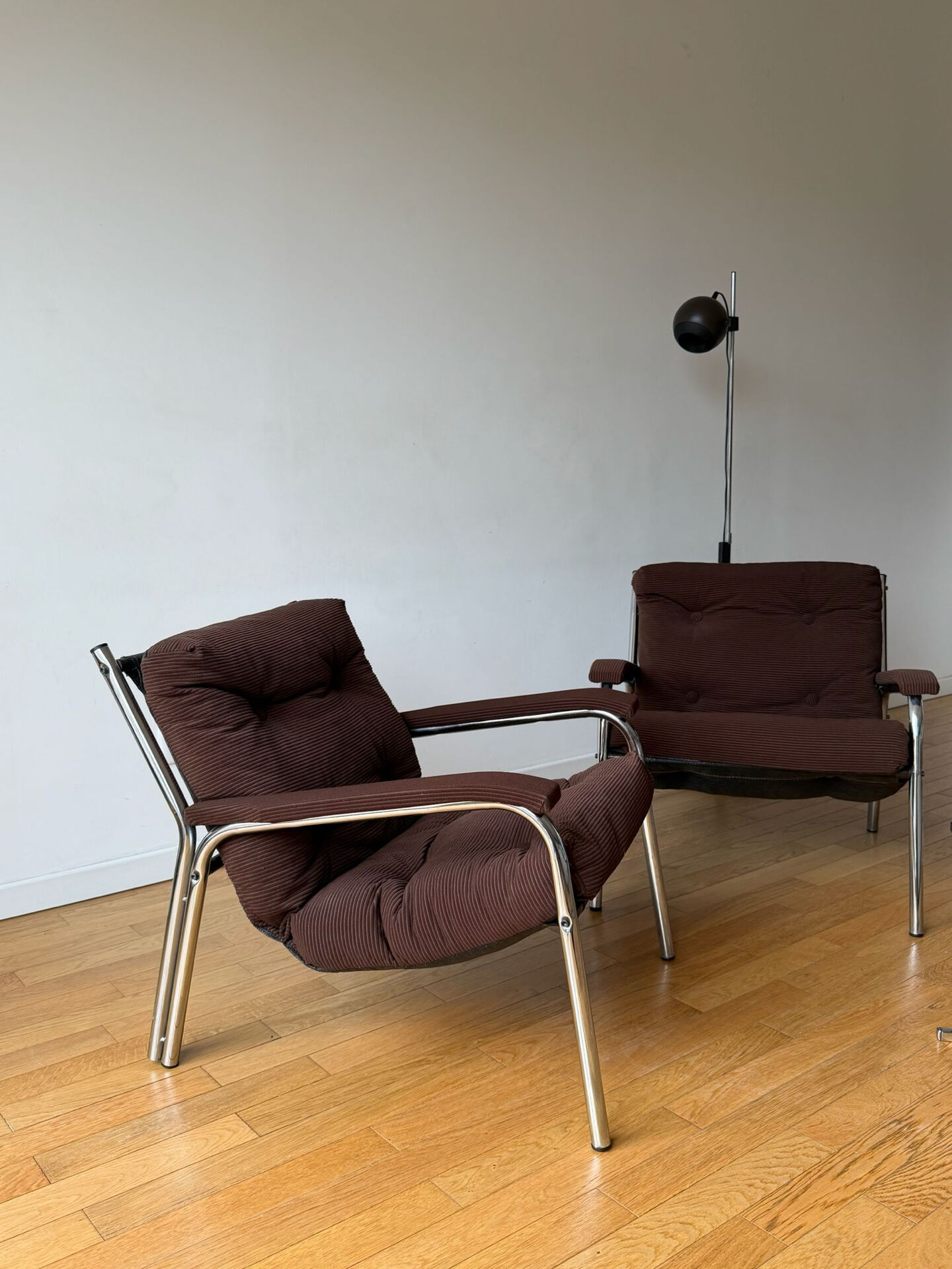 Lot of 2 vintage 1970s armchairs.