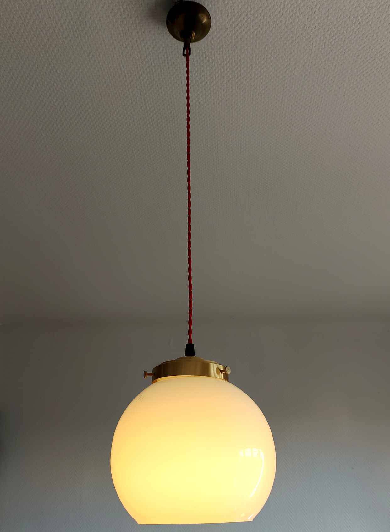 Suspension opaline vintage 1950