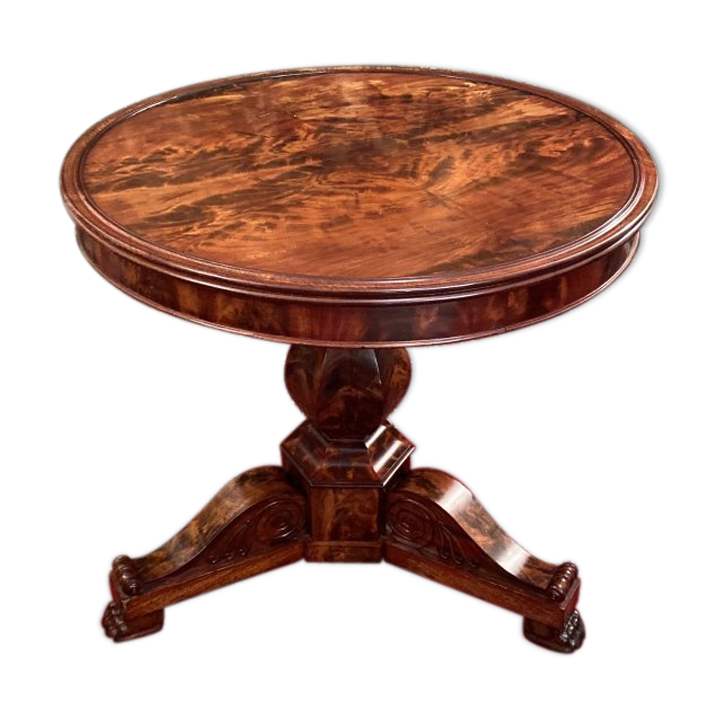 Gueridon in mahogany flame of the 19th century restoration