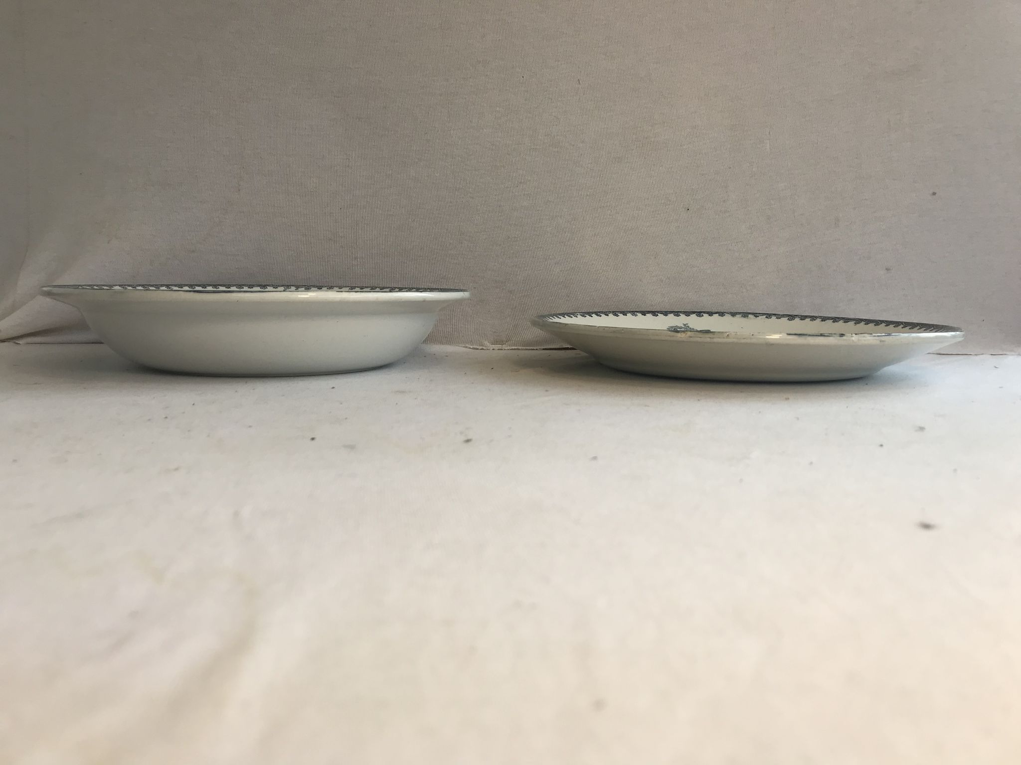 Pair ancient dishes Terre de fer