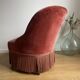Fauteuil crapaud vintage rose framboise en velours à franges